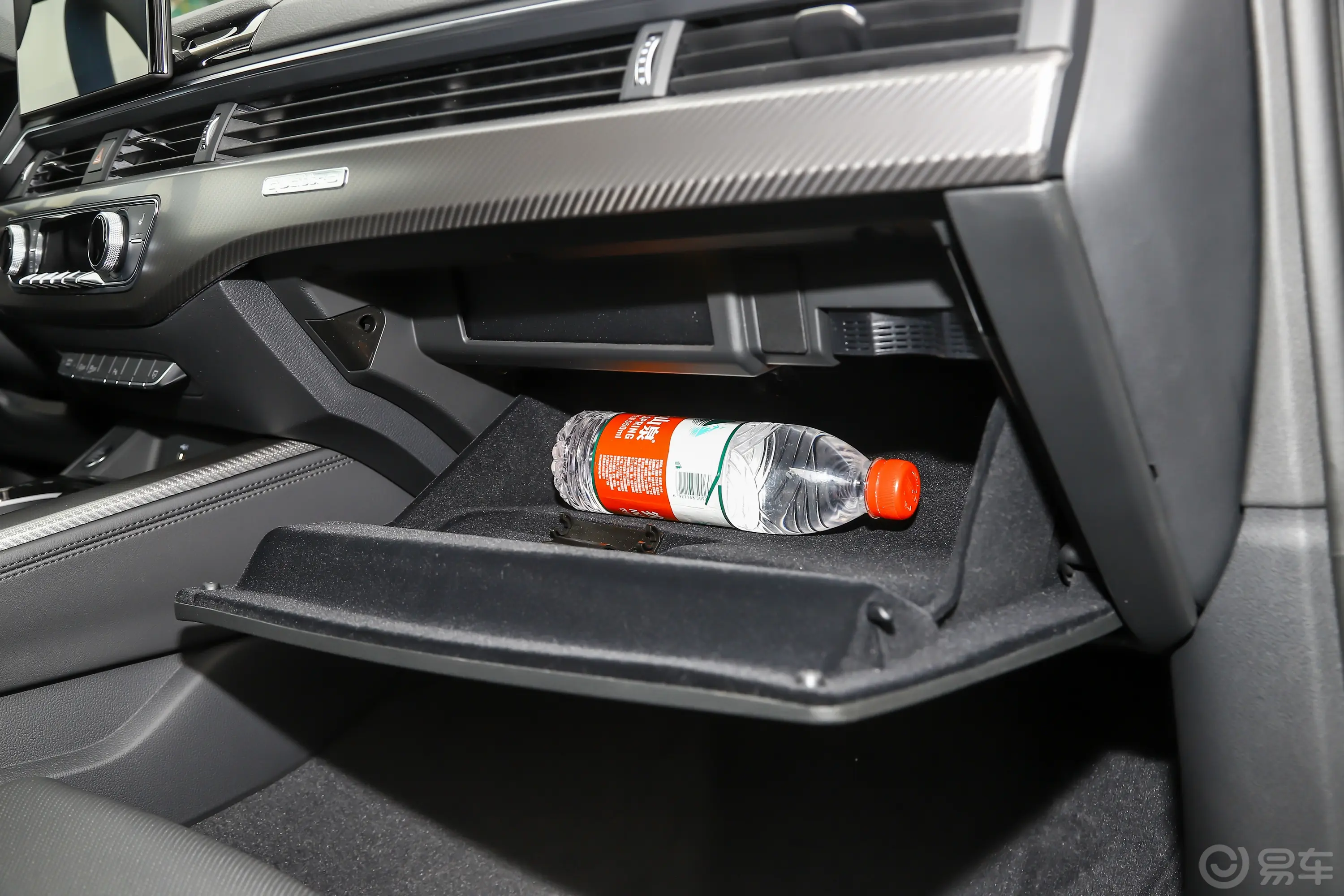 奥迪A4L40 TFSI quattro RS套件燃速型手套箱空间水瓶横置
