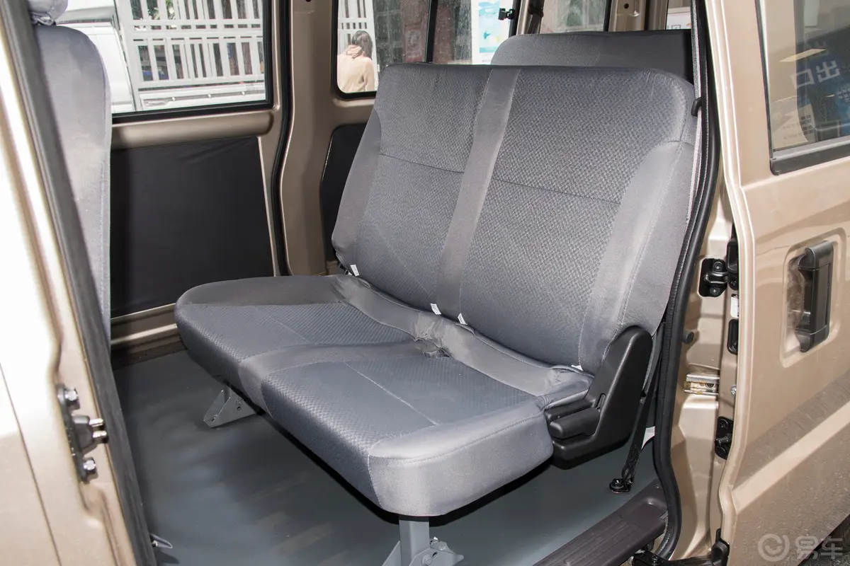 五菱荣光1.5L 手动加长版基本型 7座后排座椅