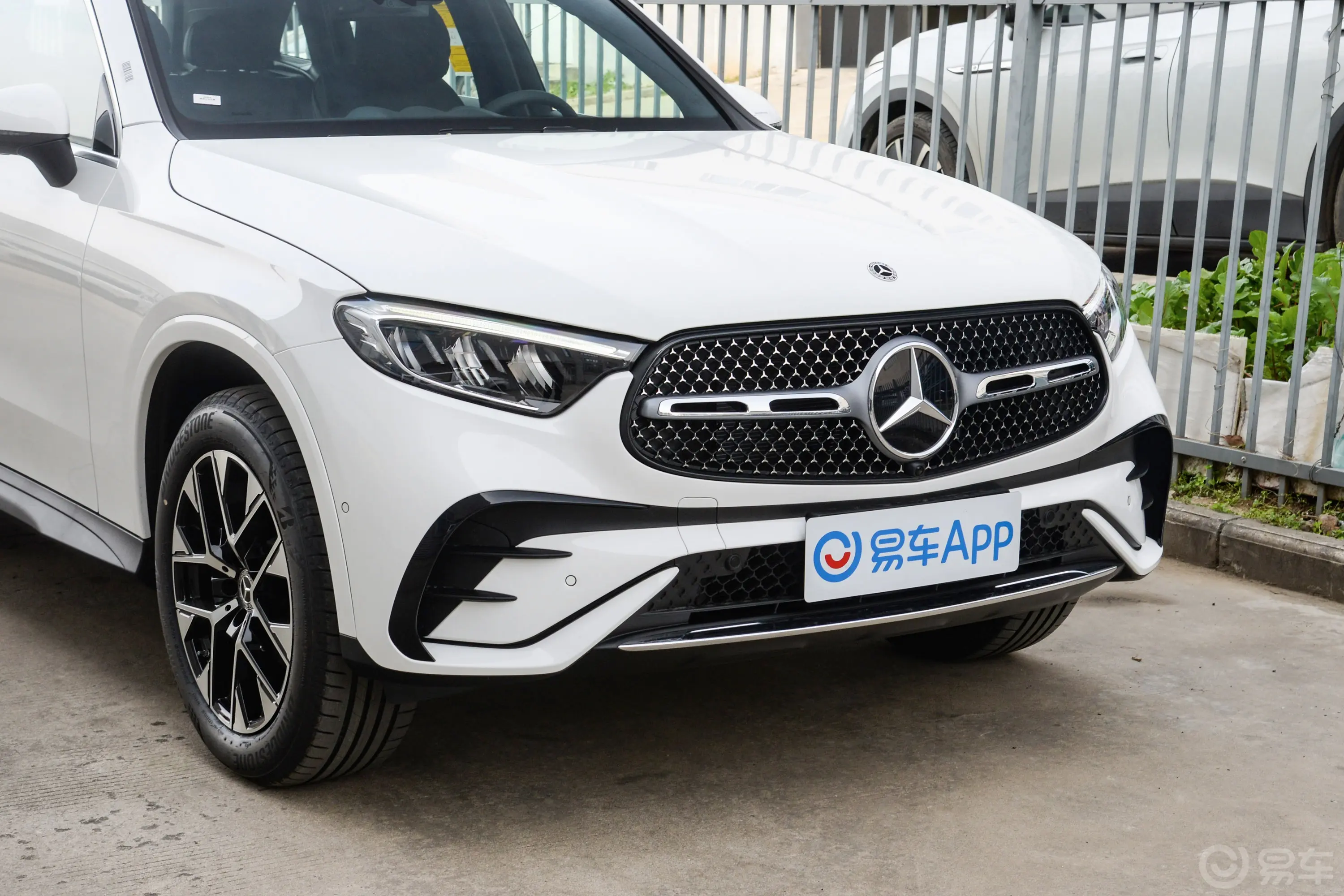 奔驰GLC改款 GLC 260 L 4MATIC 豪华型 5座前格栅侧俯拍