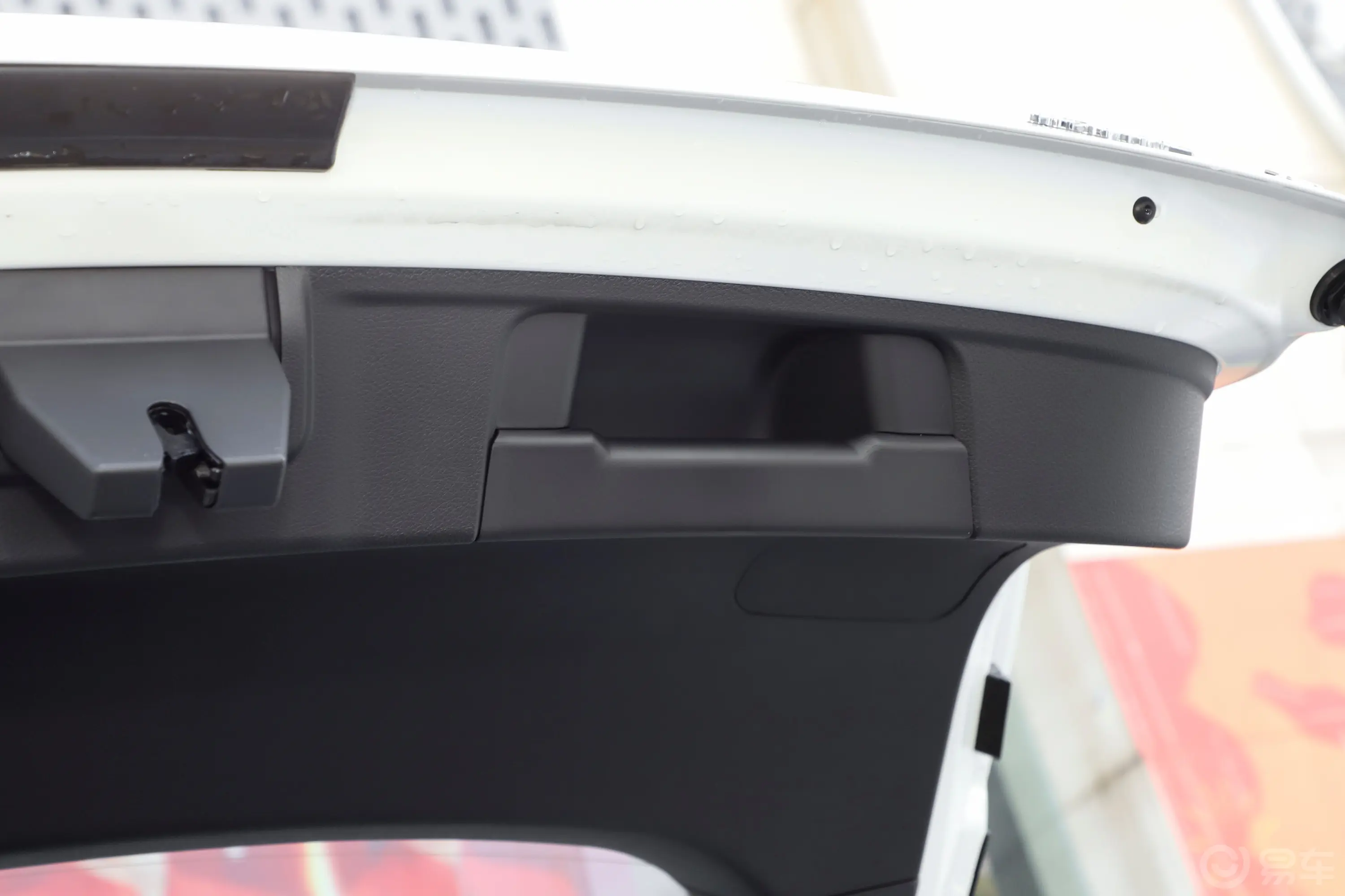 奔腾B70第四代 2.0T 自动领御型后备厢
