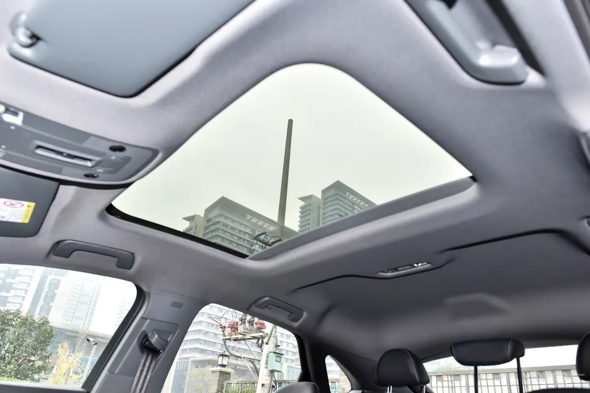 奥迪Q3 Sportback40 TFSI 时尚型天窗内拍关闭