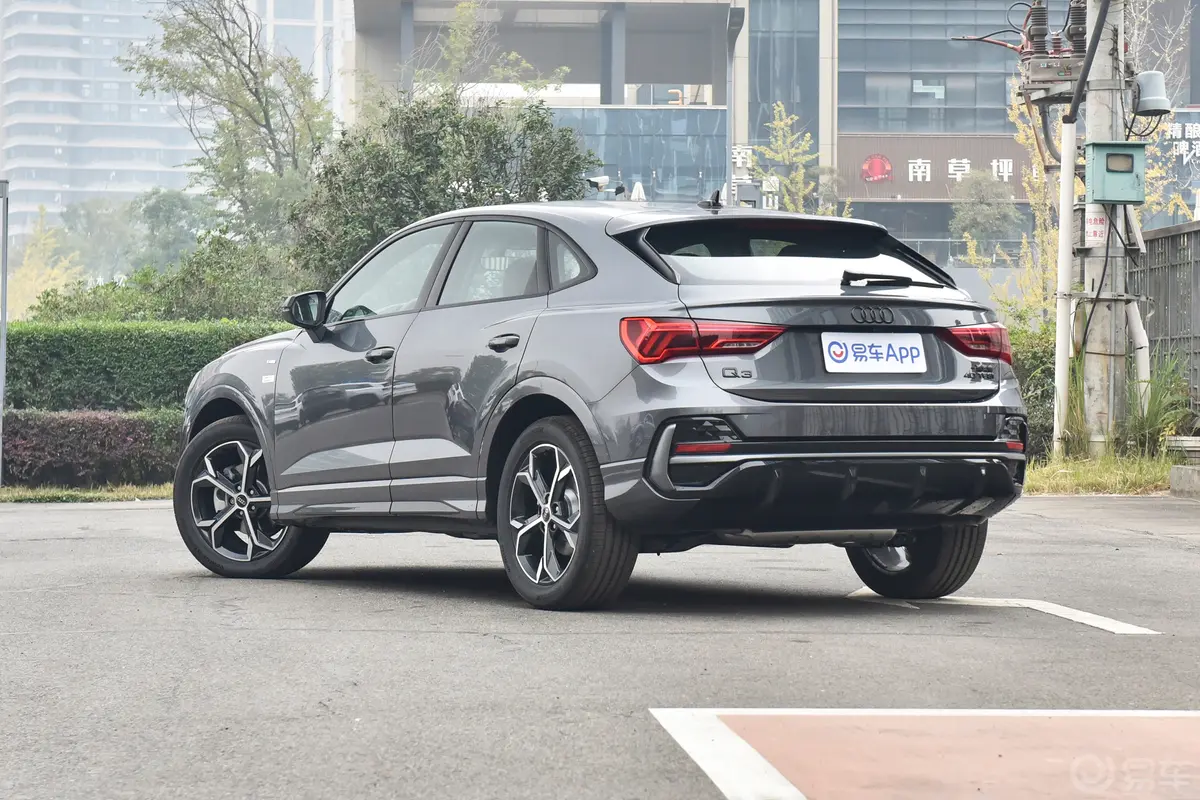 奥迪Q3 Sportback40 TFSI 时尚型侧后45度车头向左水平