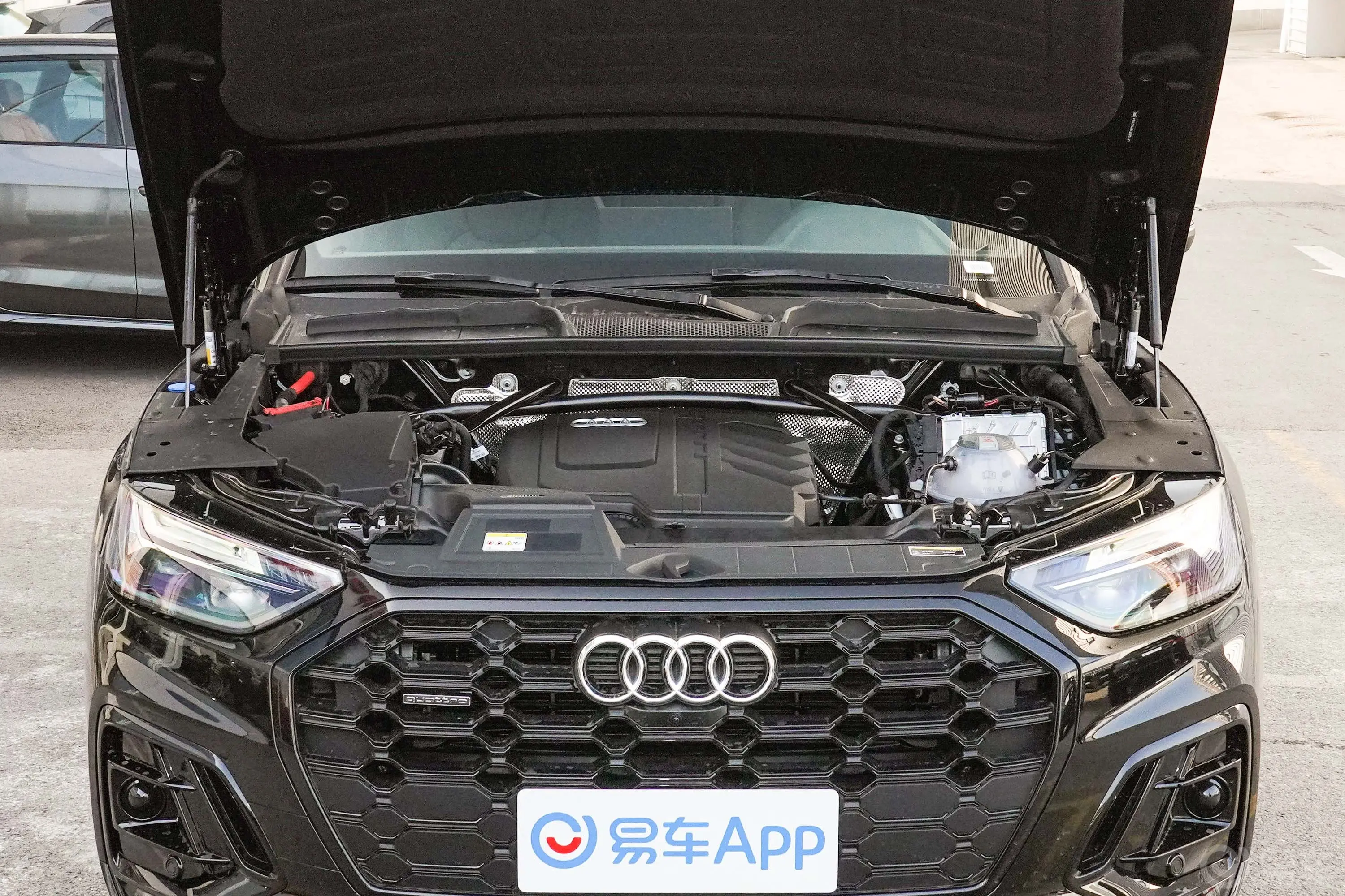 奥迪Q5L45 TFSI 豪华动感型发动机舱整体