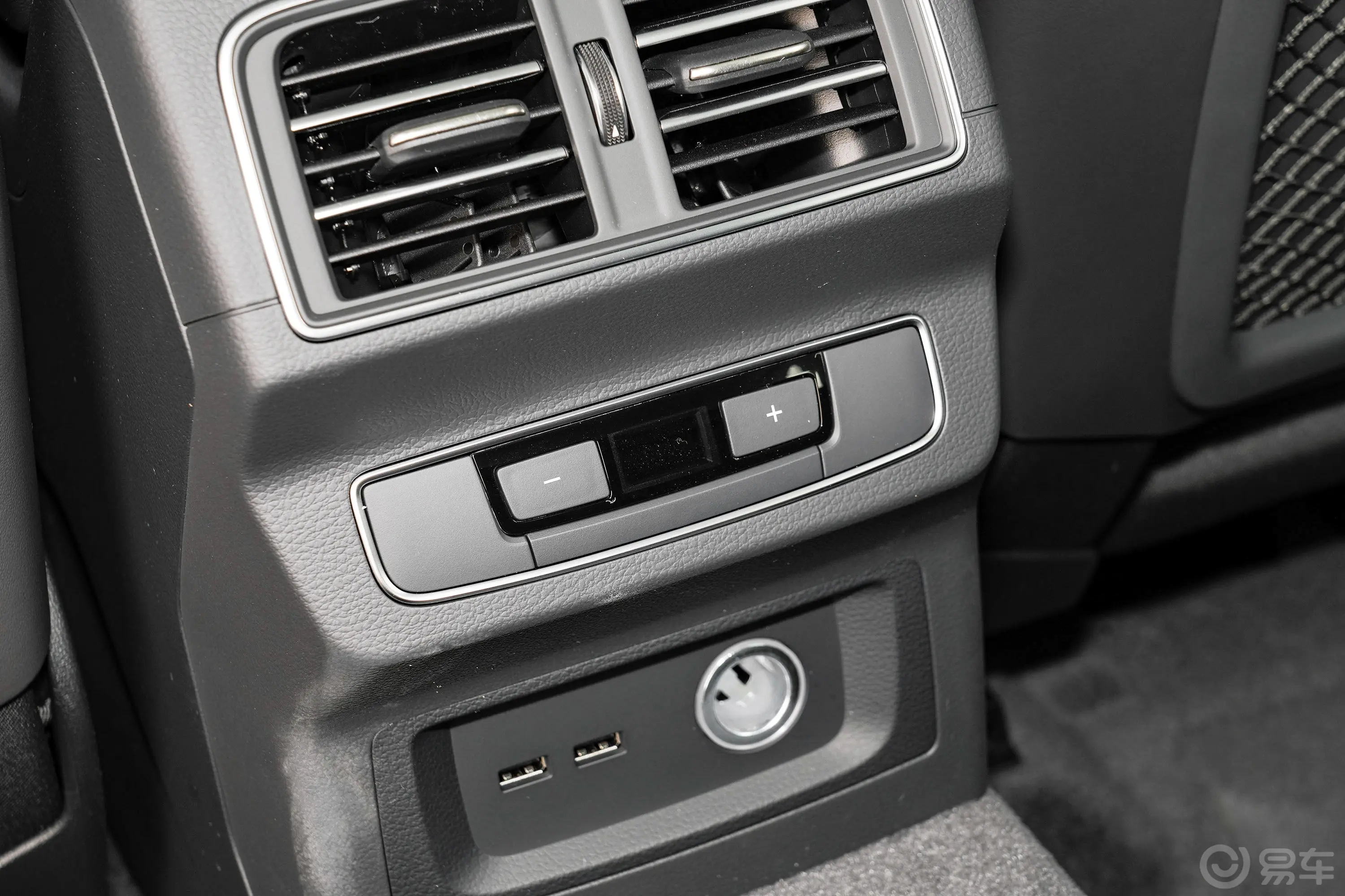 奥迪Q5L40 TFSI 豪华致雅型后排空调控制键