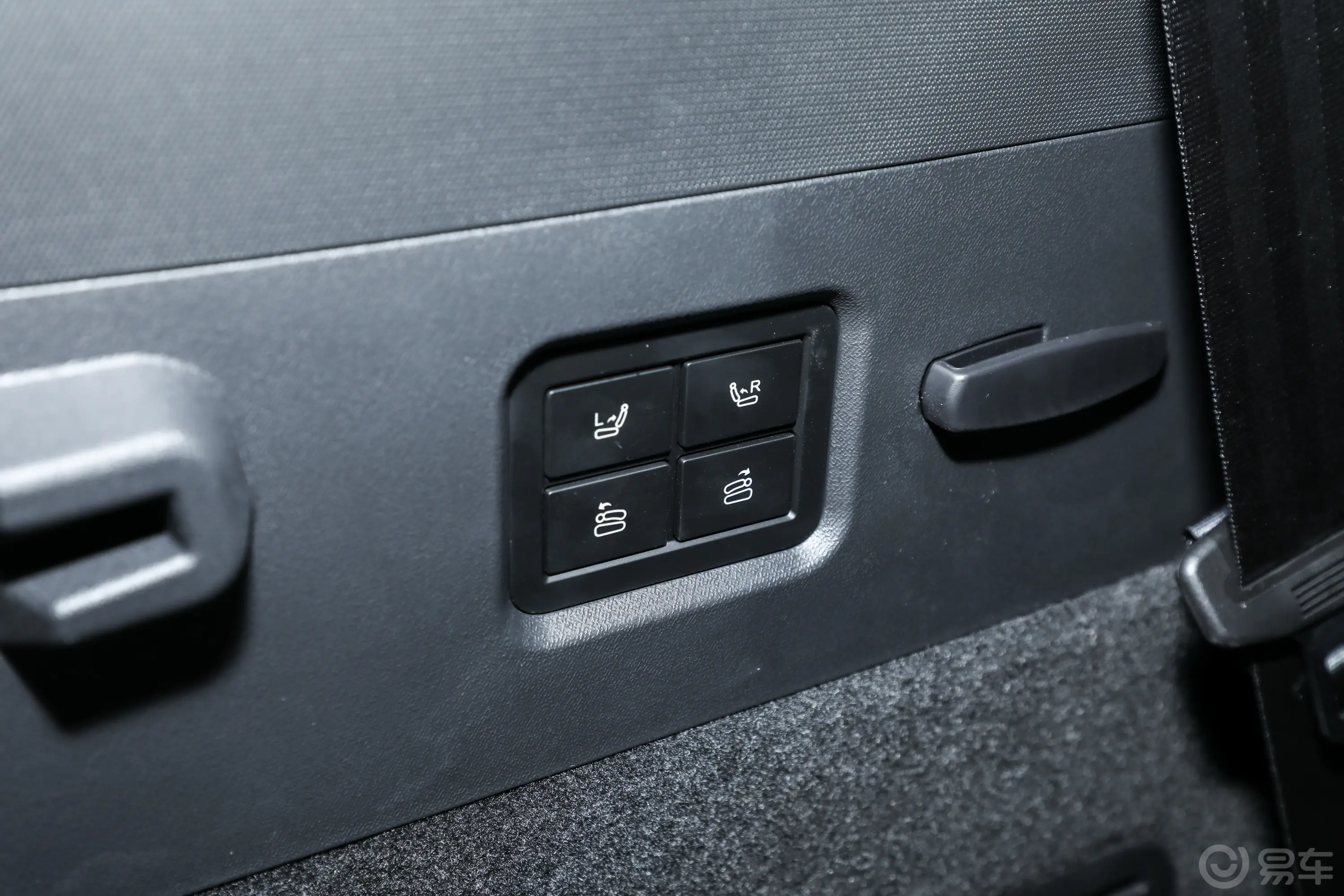 星途揽月国际版 400T 四驱星尊版 6座后备箱内座椅放倒按钮