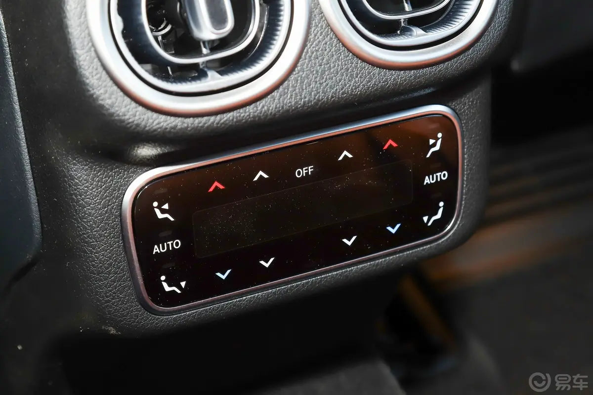 奔驰GLC改款 GLC 300 L 4MATIC 豪华型 7座后排空调控制键