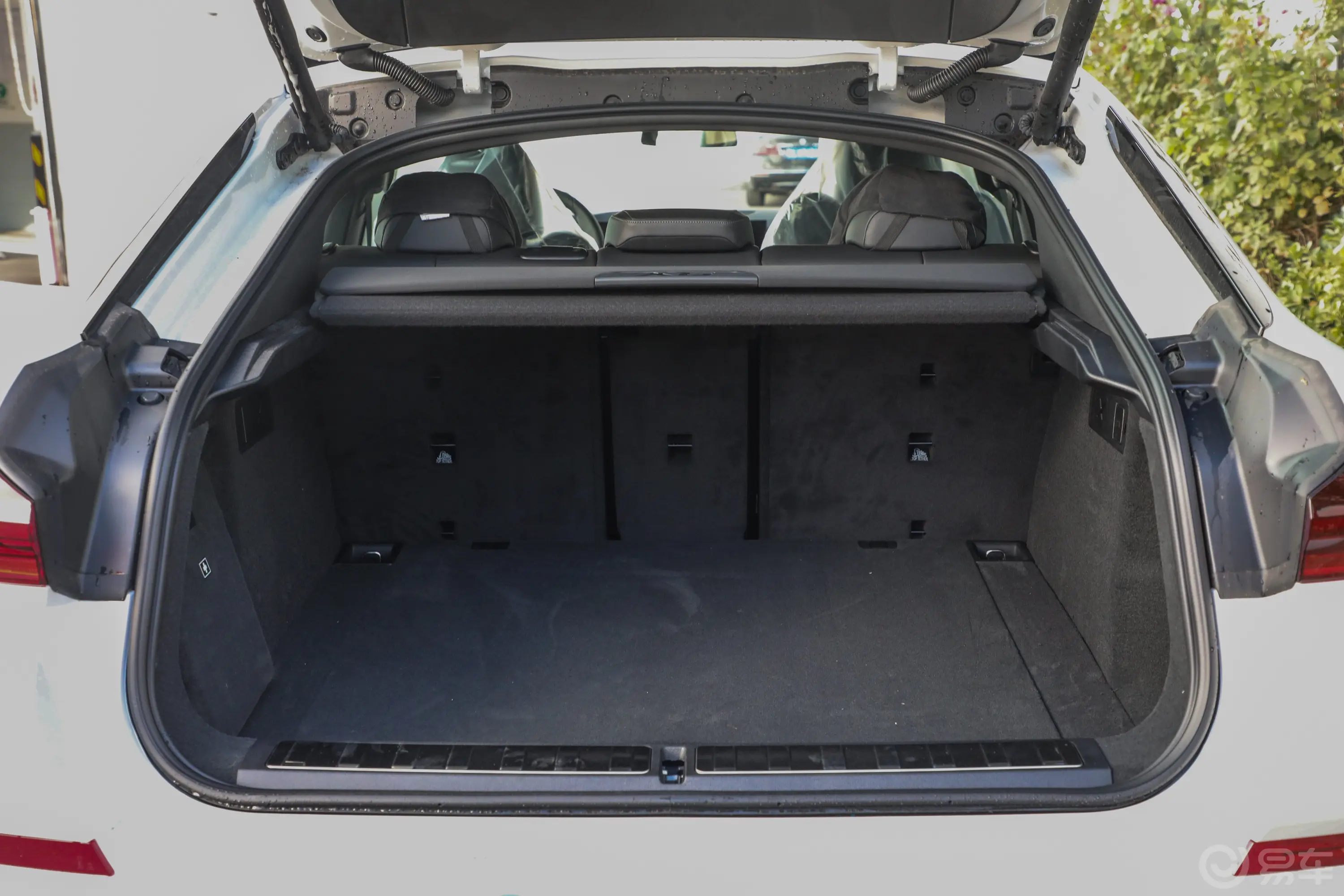 宝马X6改款 xDrive30i M运动套装后备厢空间特写