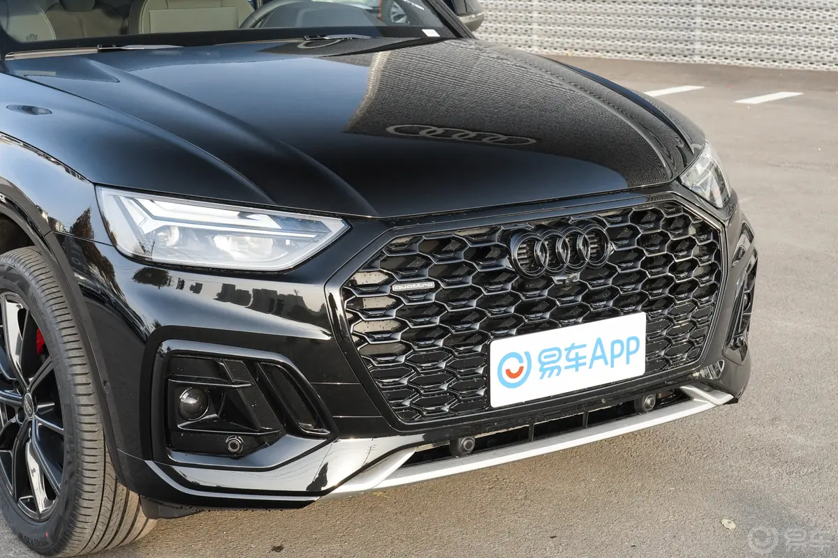 奥迪Q5L Sportback40 TFSI 豪华型前格栅侧俯拍