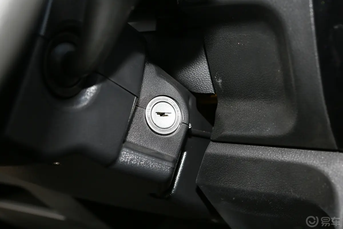 依维柯得意2.5T 客车短轴中顶双胎侧拉门 5-9座钥匙孔或一键启动按键