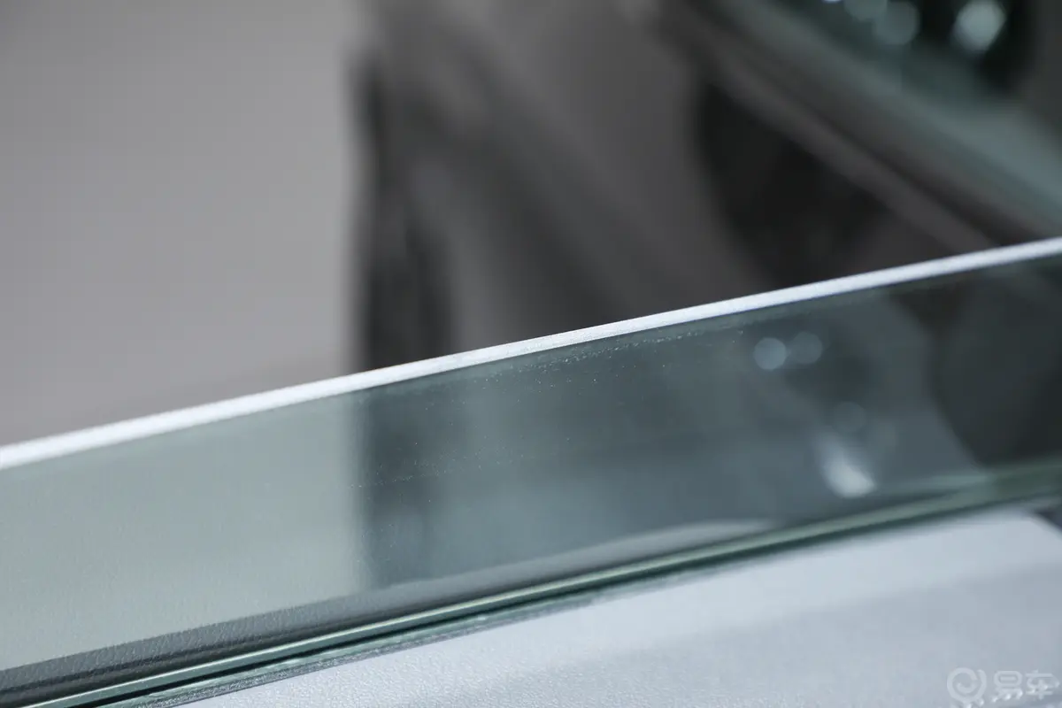 宝马X3改款 xDrive30i 尊享型 M曜夜套装后排玻璃材质特写
