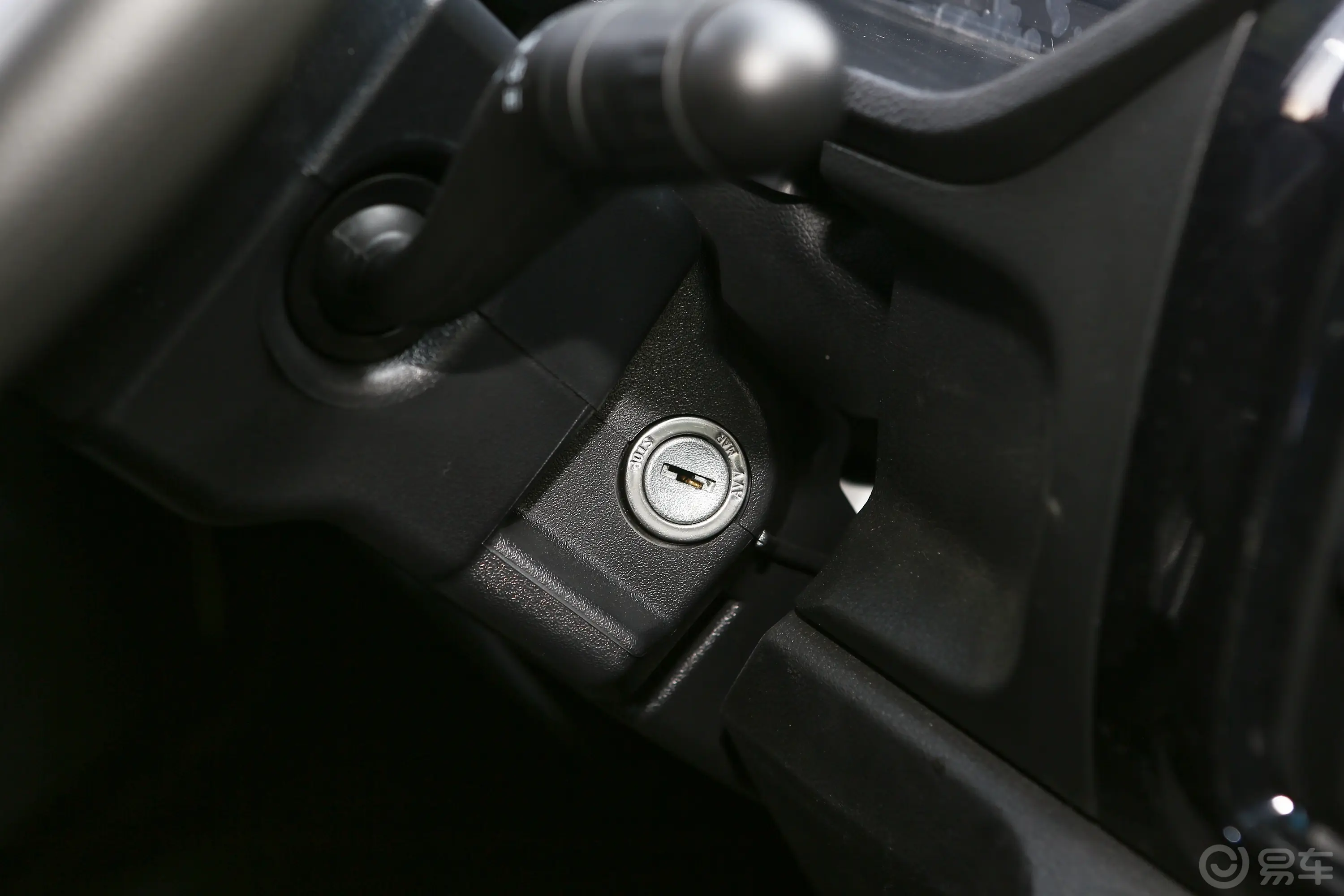 依维柯得意2.5T V35厢式车短轴中顶双胎侧拉门 2-3座钥匙孔或一键启动按键