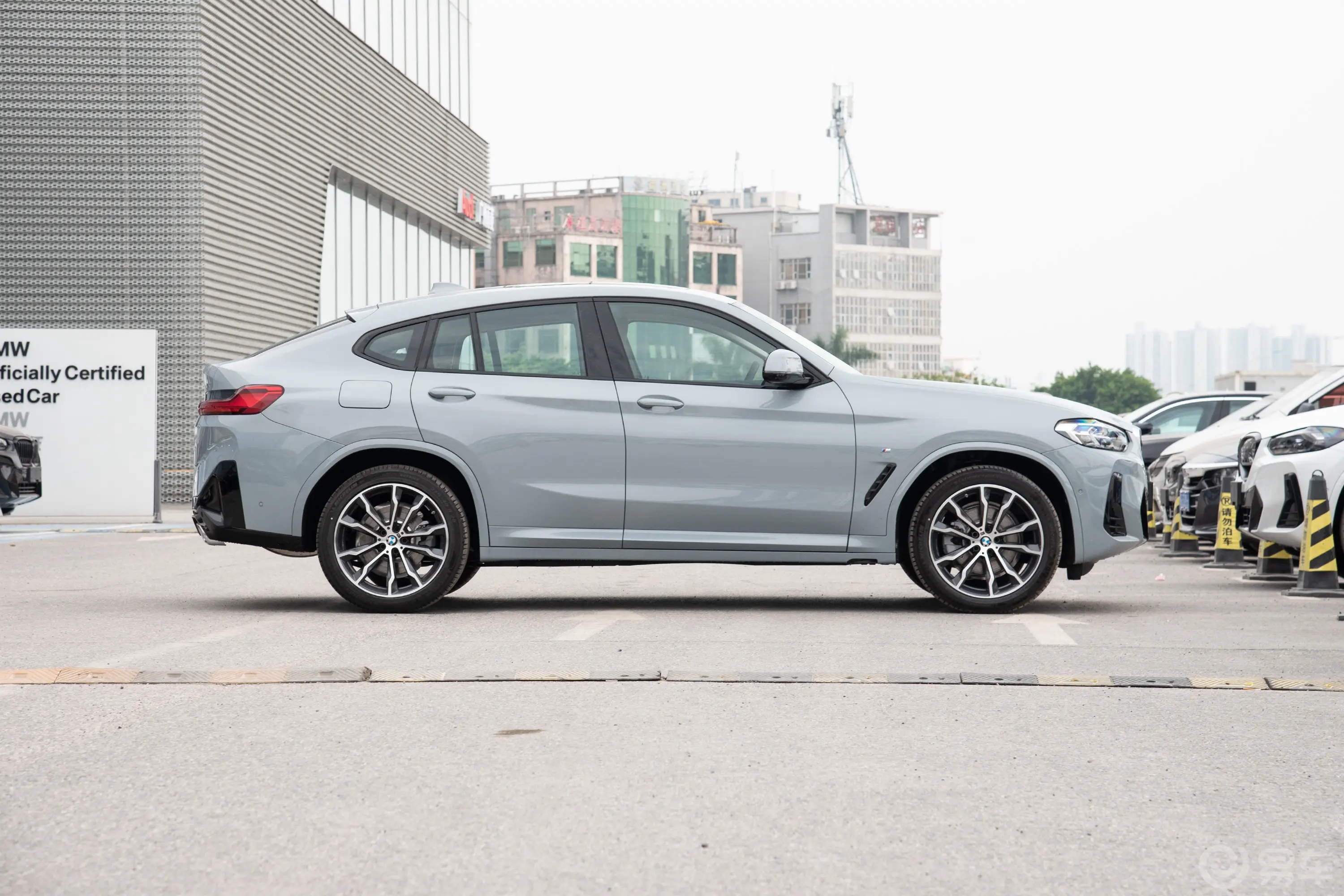 宝马X4xDrive30i M运动套装正侧车头向右水平