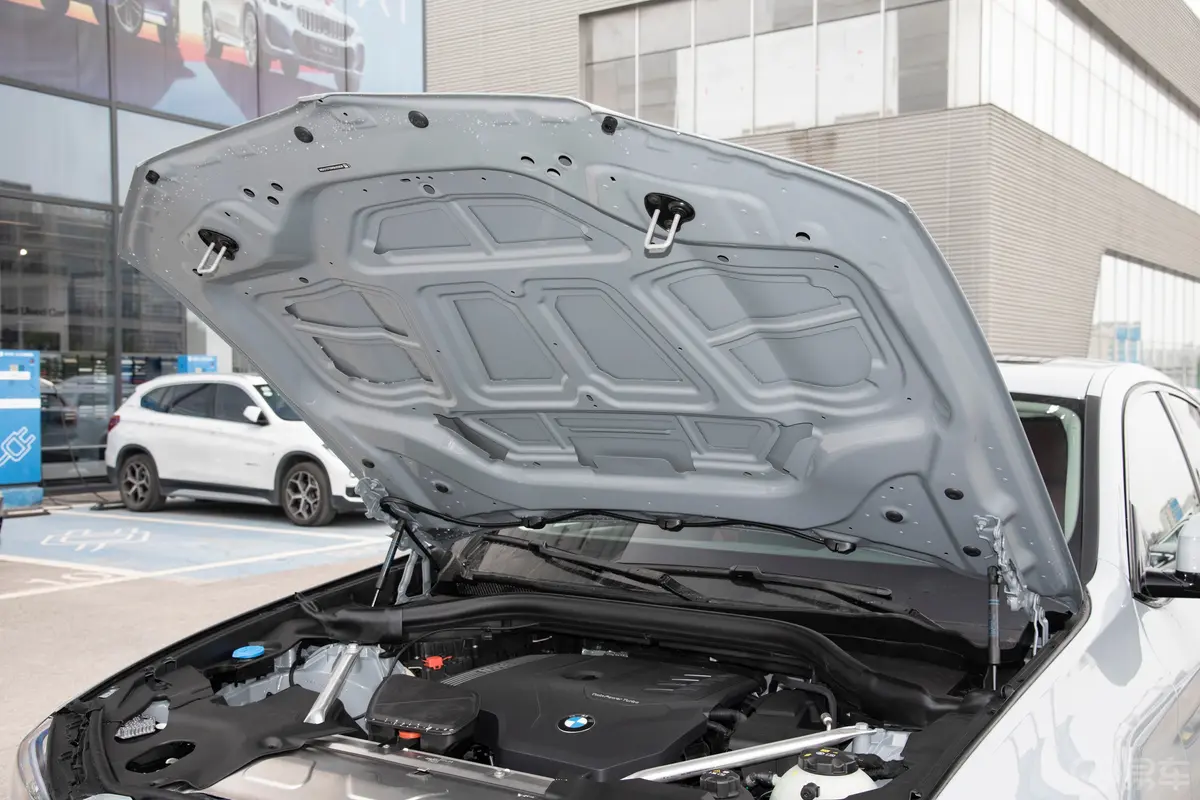 宝马X4xDrive30i M运动套装发动机舱盖内侧