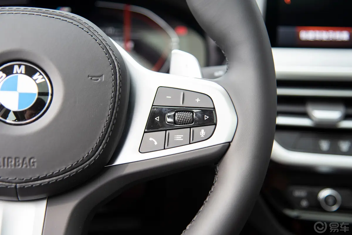 宝马X4xDrive30i M运动套装右侧方向盘功能按键