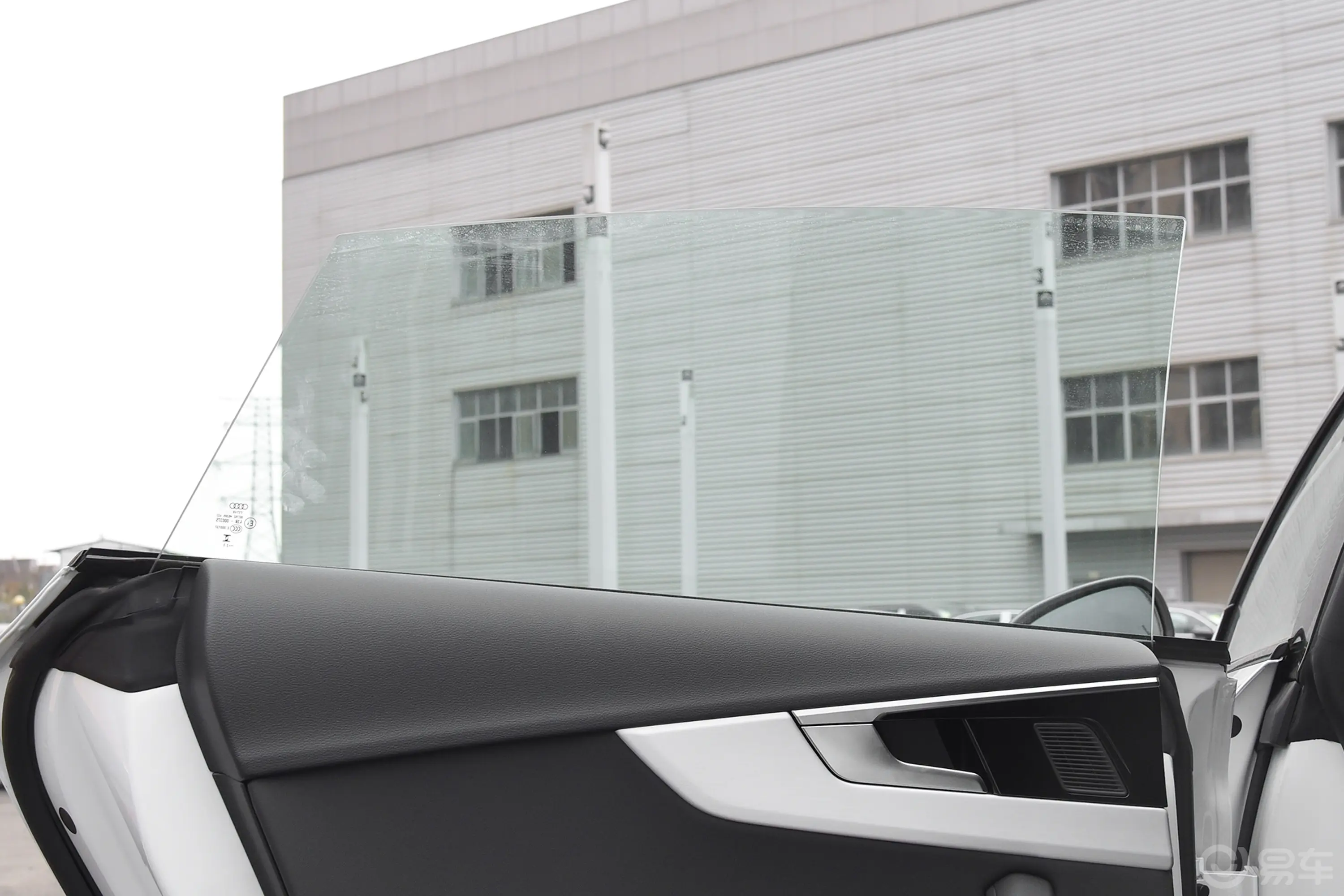 奥迪A5Sportback 40 TFSI quattro 豪华动感型后排侧窗遮阳帘