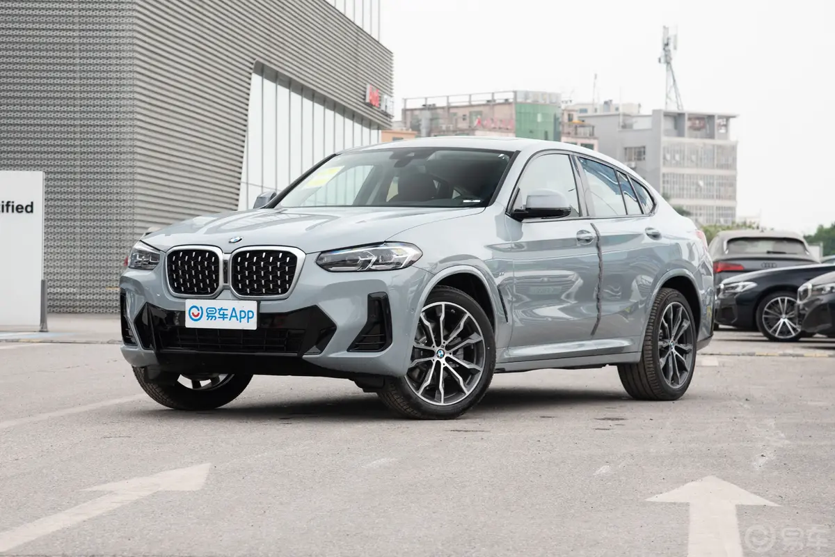 宝马X4xDrive30i M运动套装侧前45度车头向左水平