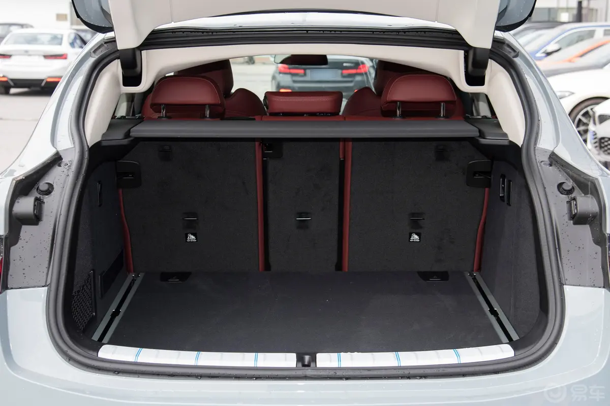 宝马X4xDrive30i M运动套装后备厢空间特写