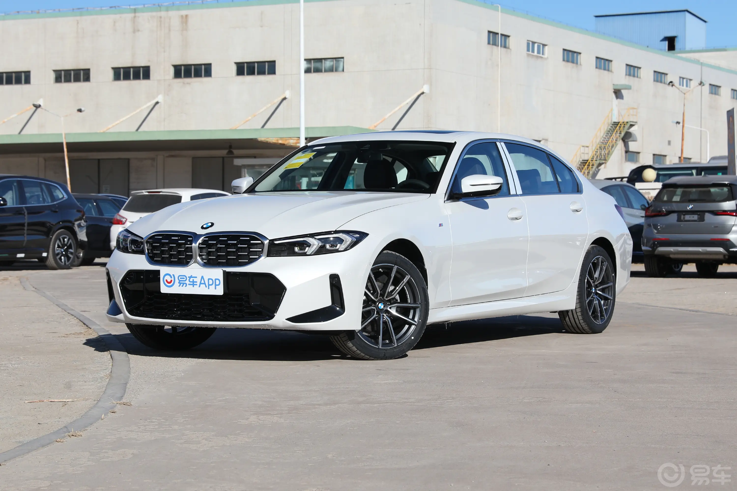 宝马3系325Li xDrive M运动套装侧前45度车头向左水平