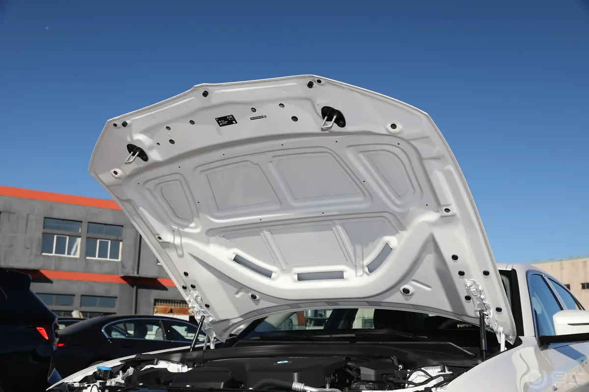 宝马3系325Li xDrive M运动套装发动机舱盖内侧