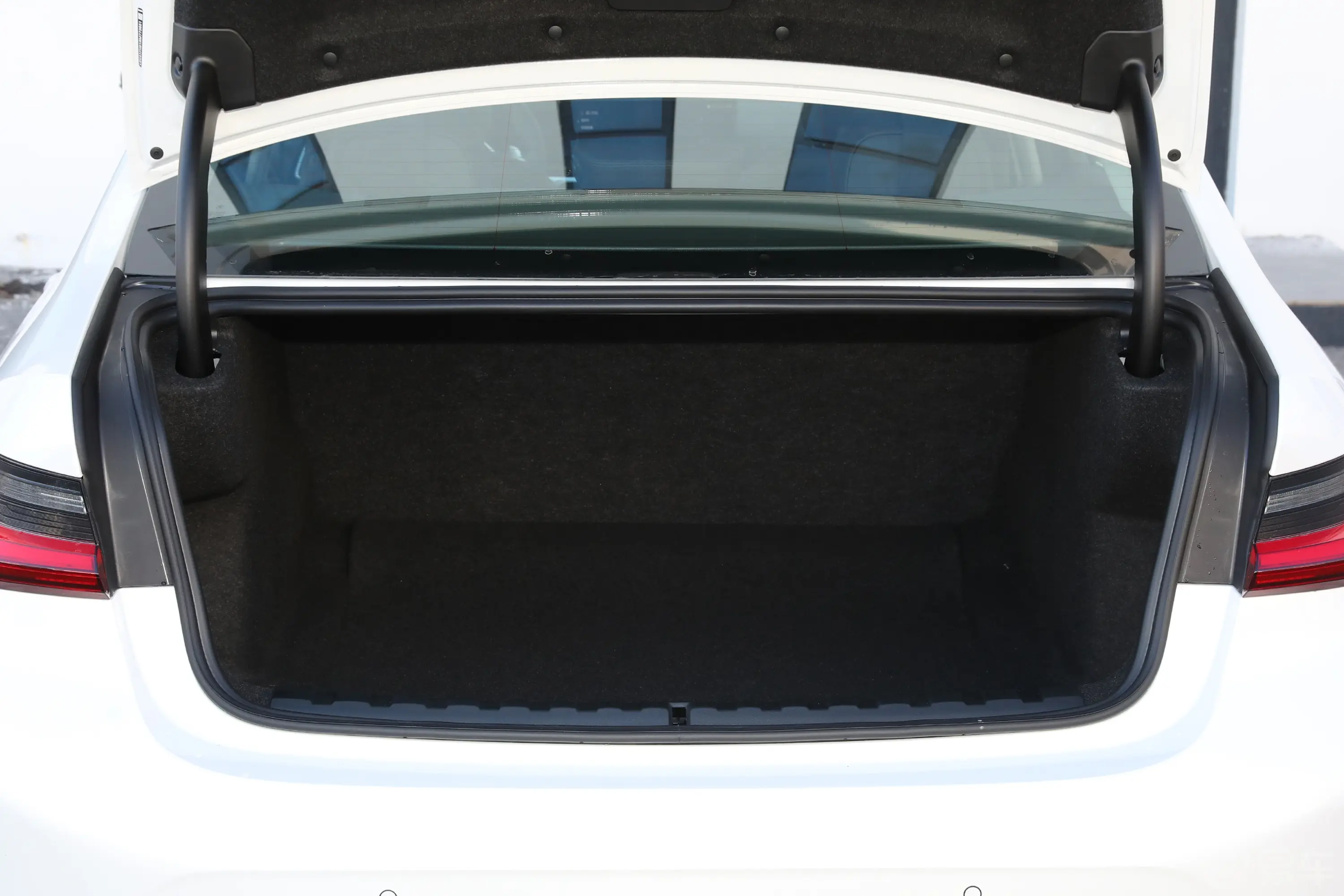 宝马3系325Li xDrive M运动套装后备厢空间特写
