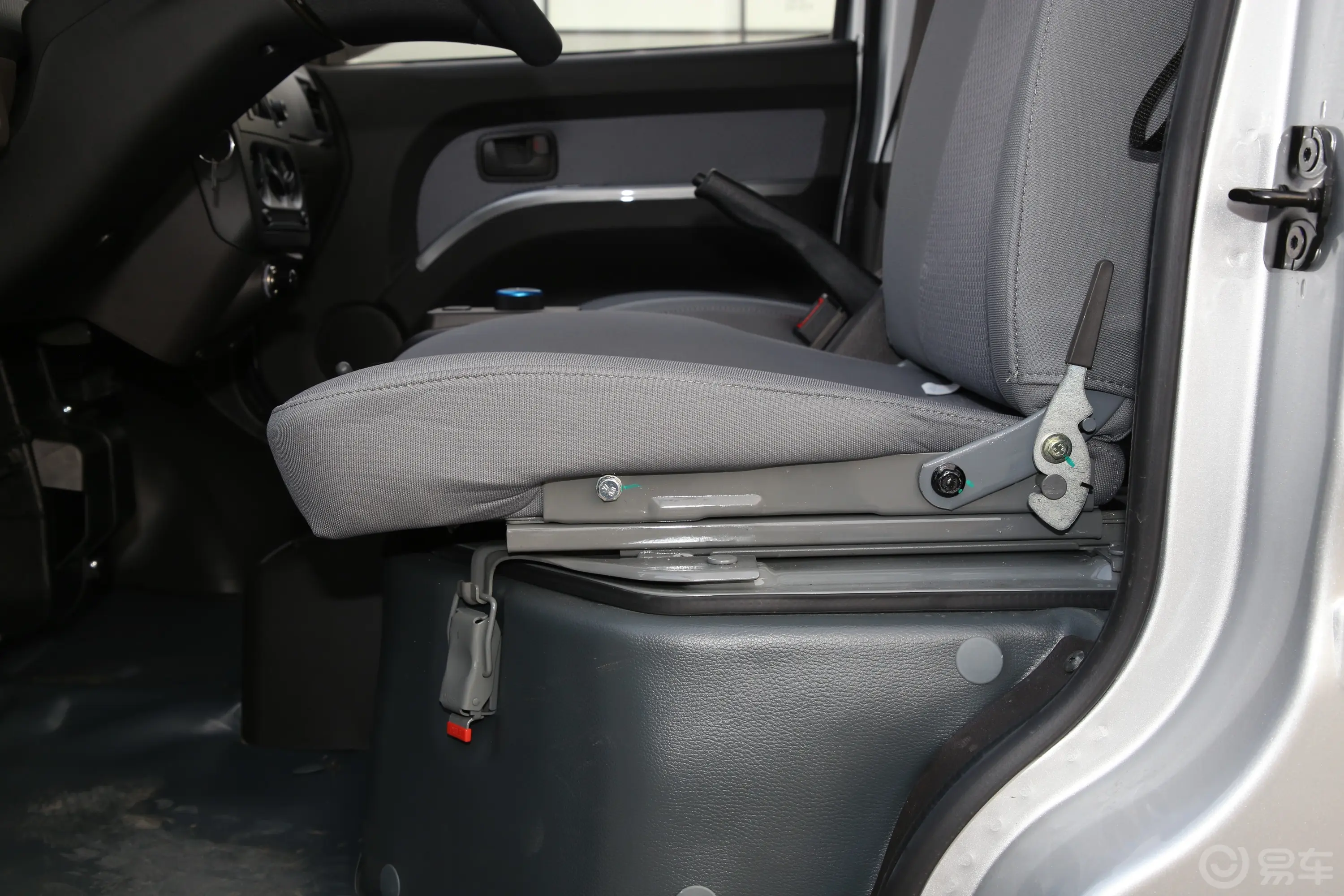 五菱荣光小卡EV232km 货柜车单层非侧开门主驾座椅调节