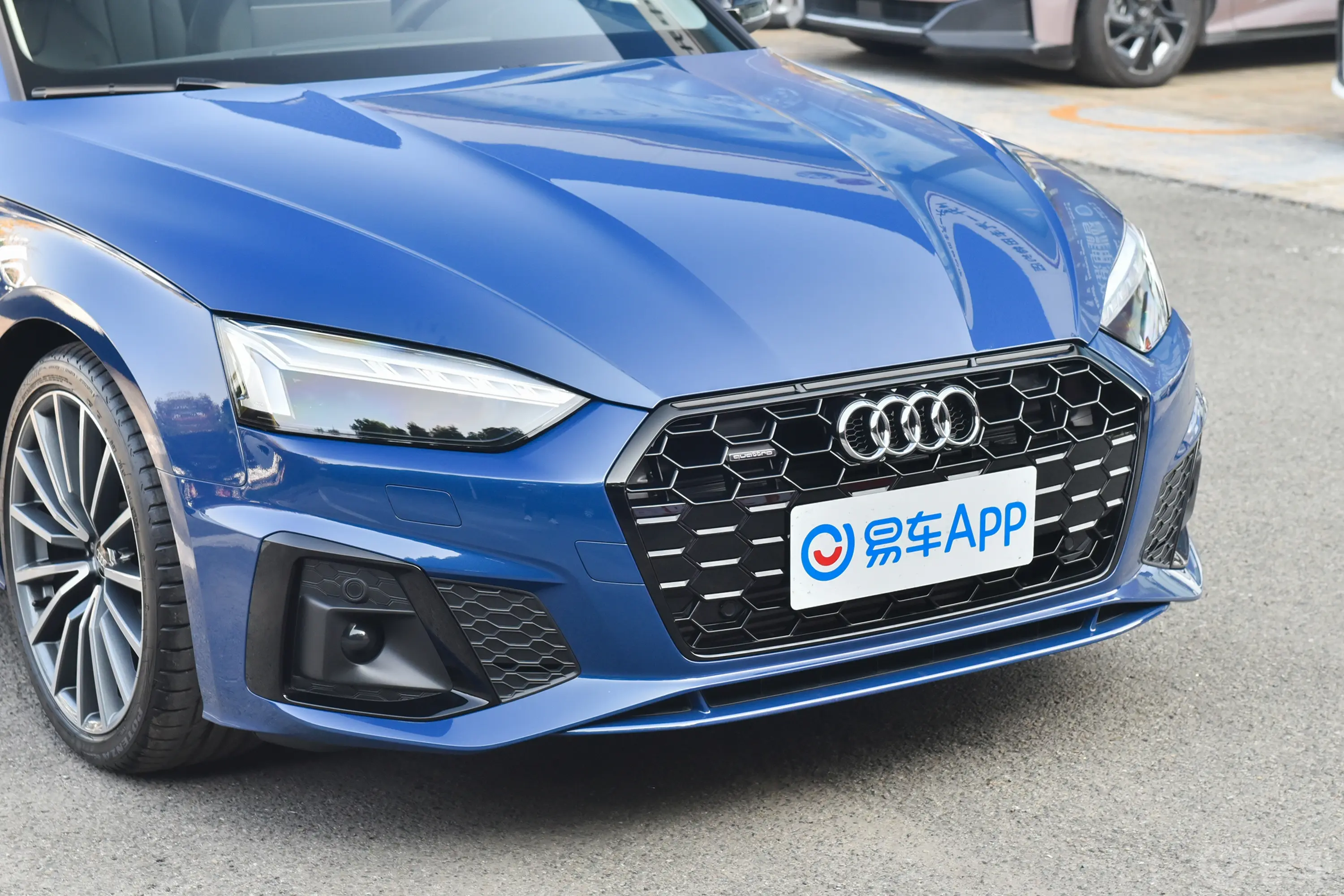 奥迪A5Sportback 40 TFSI quattro 豪华动感型前格栅侧俯拍