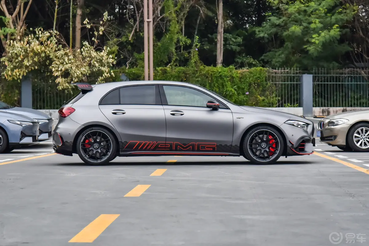 奔驰A级 AMG(进口)AMG A 45 S 4MATIC+燃擎当道特别版正侧车头向右水平