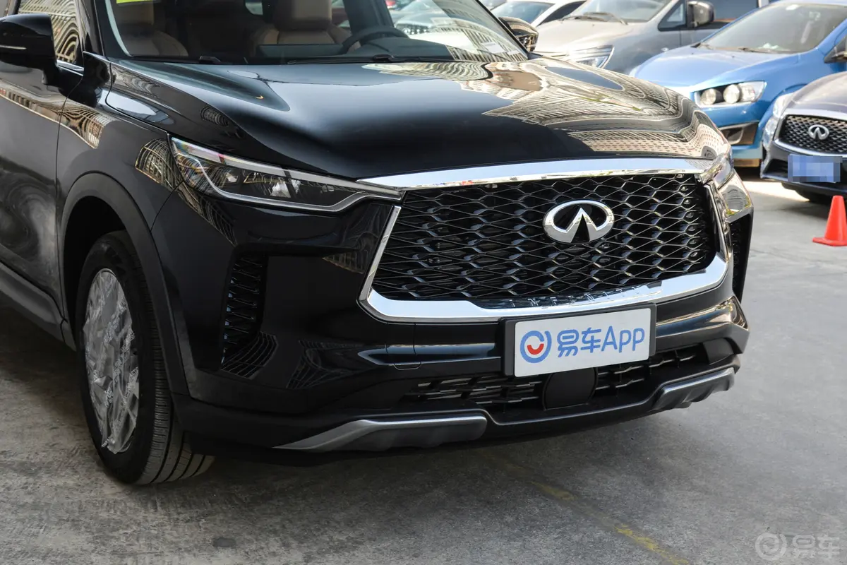 英菲尼迪QX602.0T 两驱悦享版前格栅侧俯拍