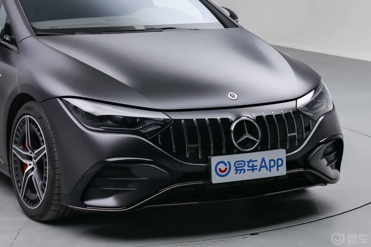 奔驰EQE AMGEQE AMG 53 4MATIC+前格栅侧俯拍