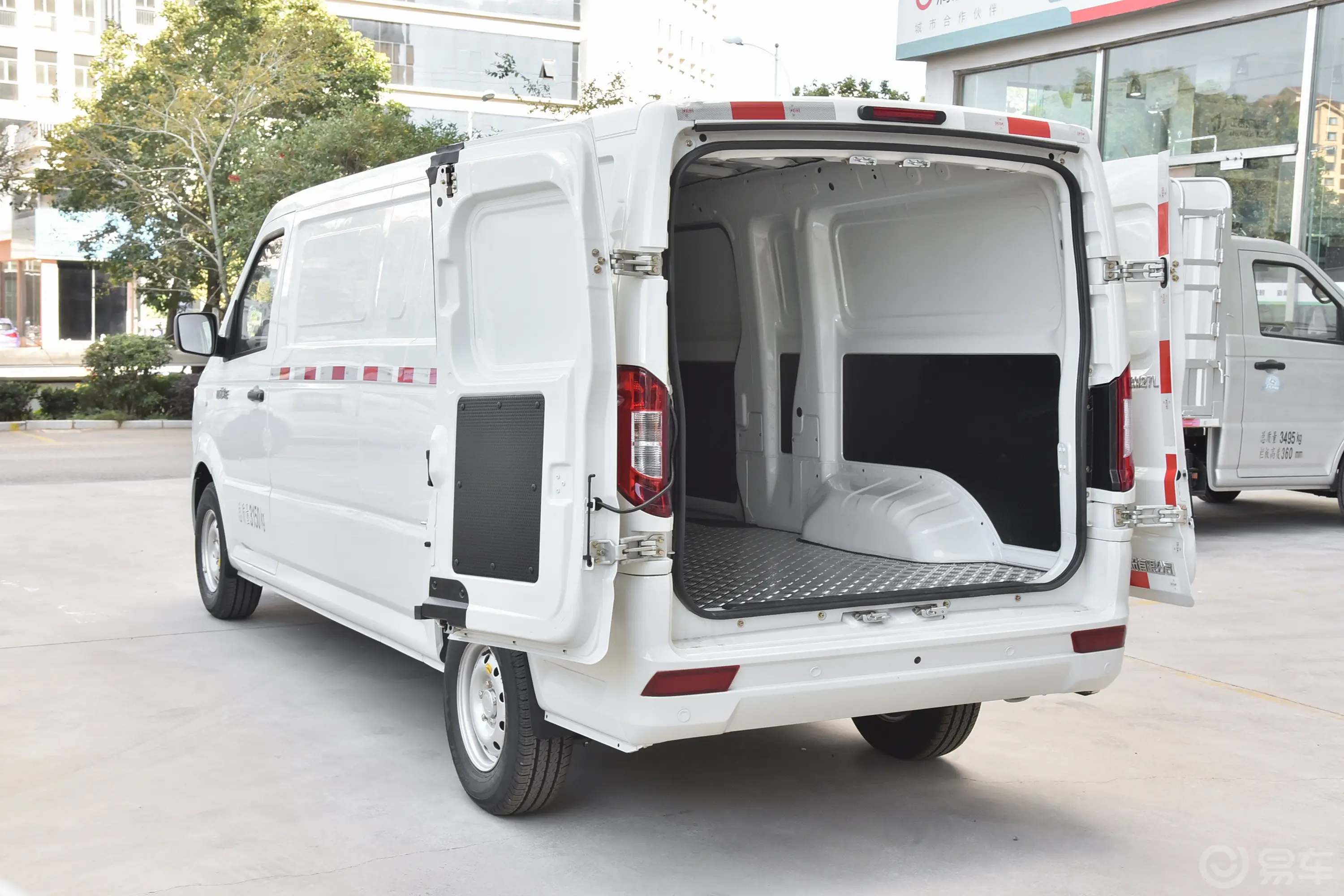 御风EM27EM27L 230km 标准版 宁德时代 41.86kWh后备厢开启45度侧拍