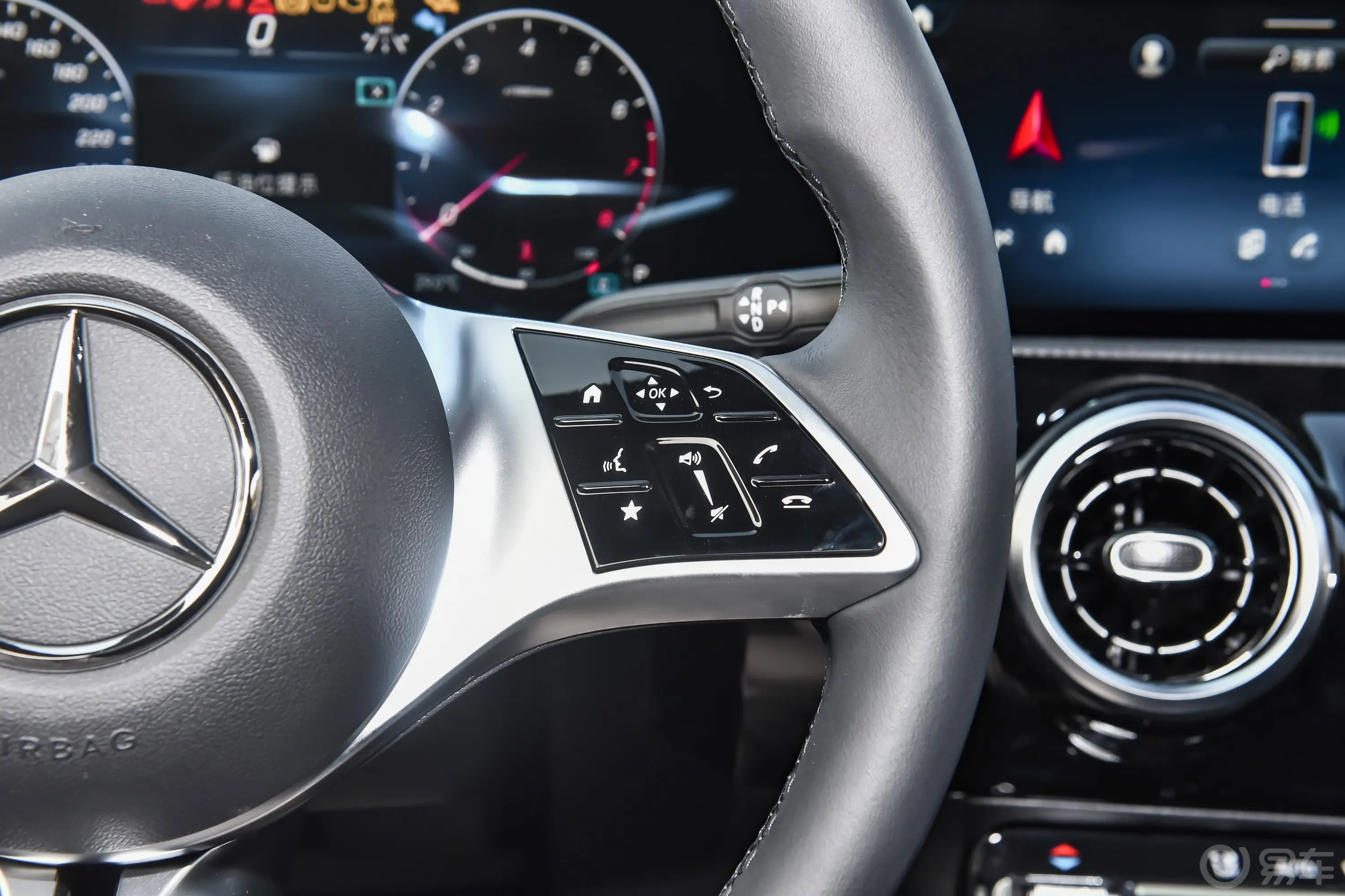 奔驰A级改款 A 200 L 动感型右侧方向盘功能按键