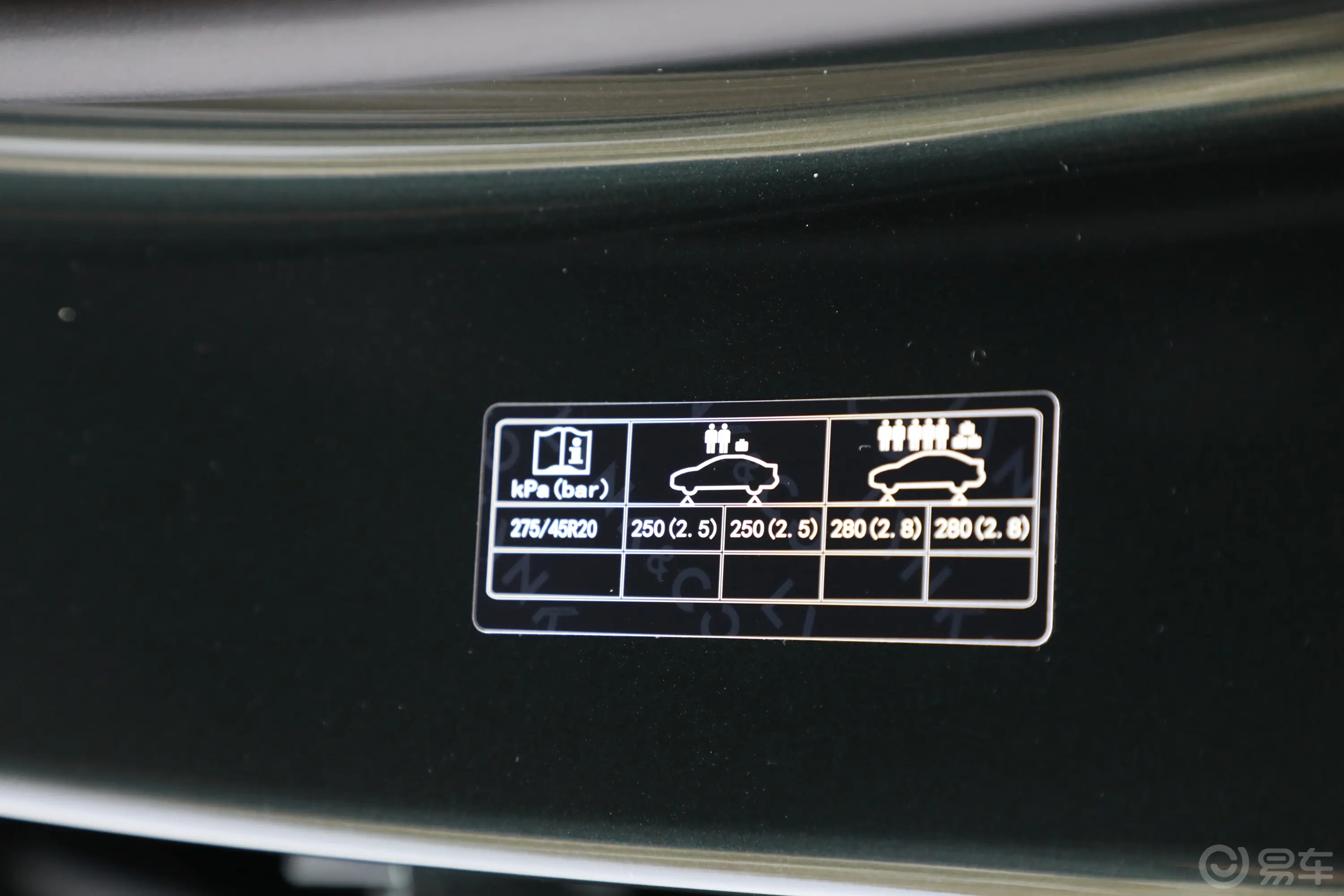 领克09 EM-PEM-P 2.0T 190km Ultra 6座胎压信息铭牌