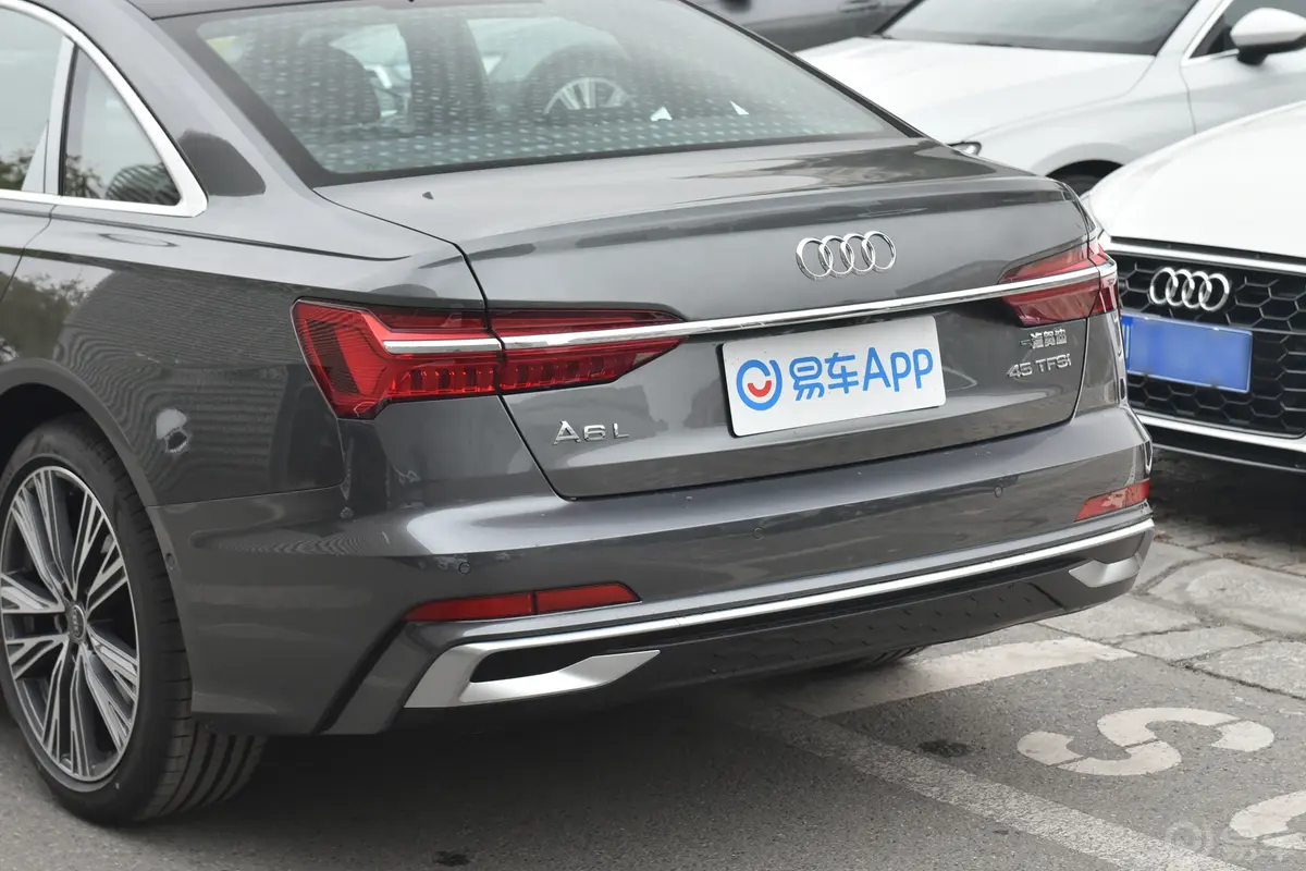 奥迪A6L45 TFSI 臻选动感型车后雷达