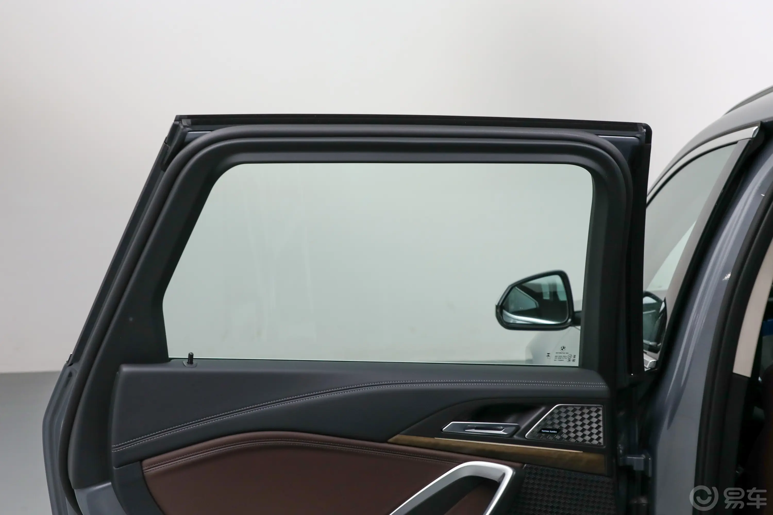 宝马X1xDrive25Li X设计套装后排侧窗遮阳帘