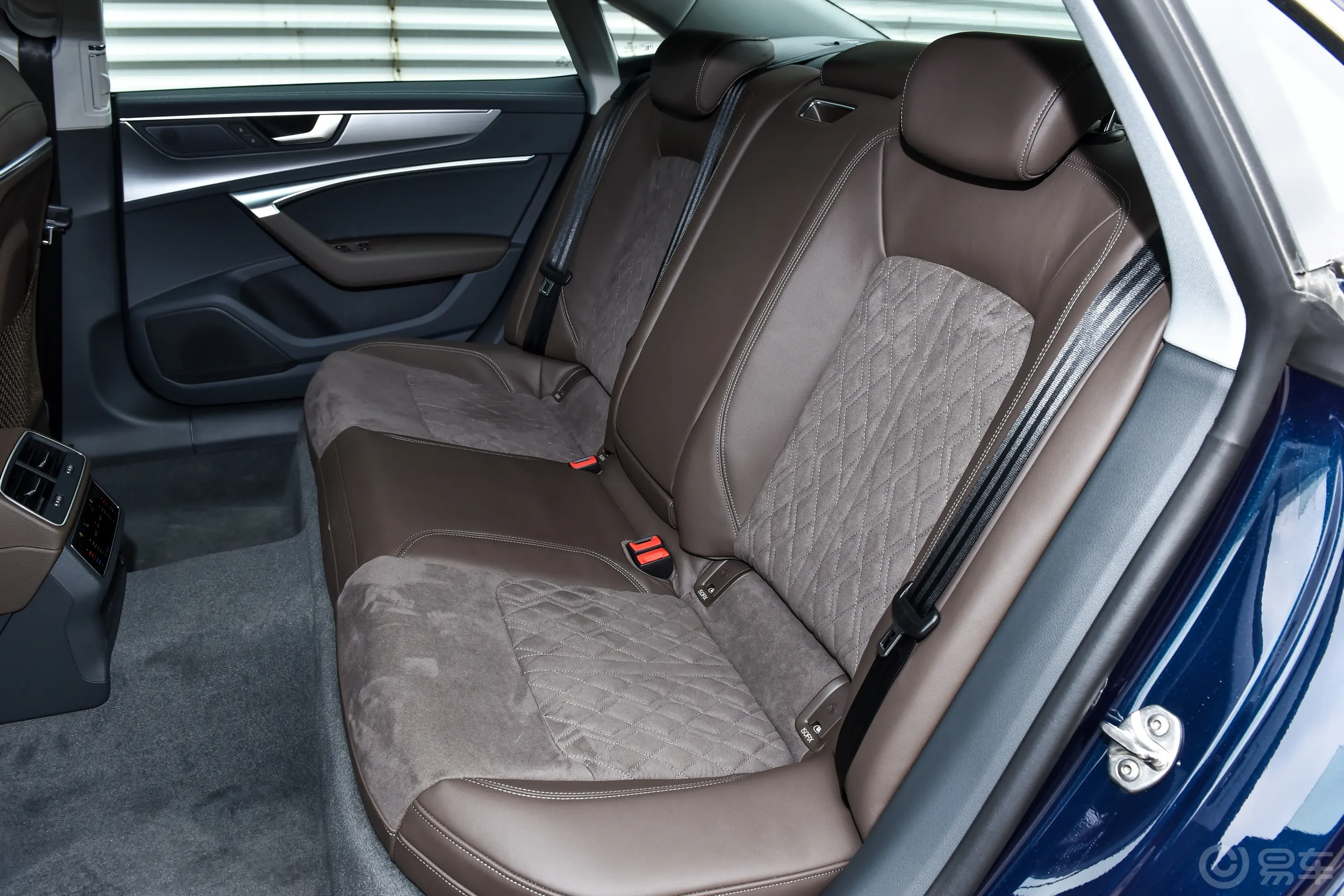 奥迪A7L45 TFSI quattro S-line 见远型 流晶套装后排座椅