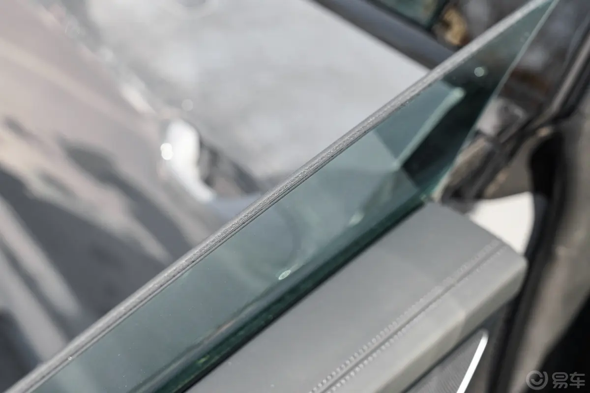 奥迪RS 74.0T Sportback Performance后排玻璃材质特写