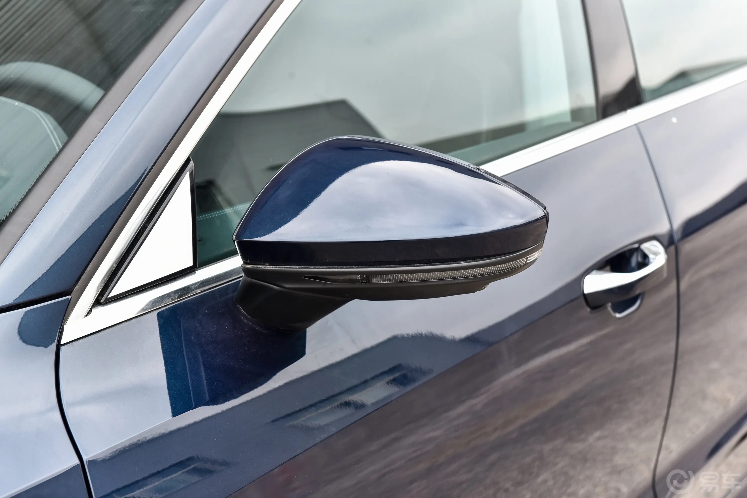 奥迪A7L45 TFSI quattro S-line 见远型 流晶套装主驾驶后视镜背面