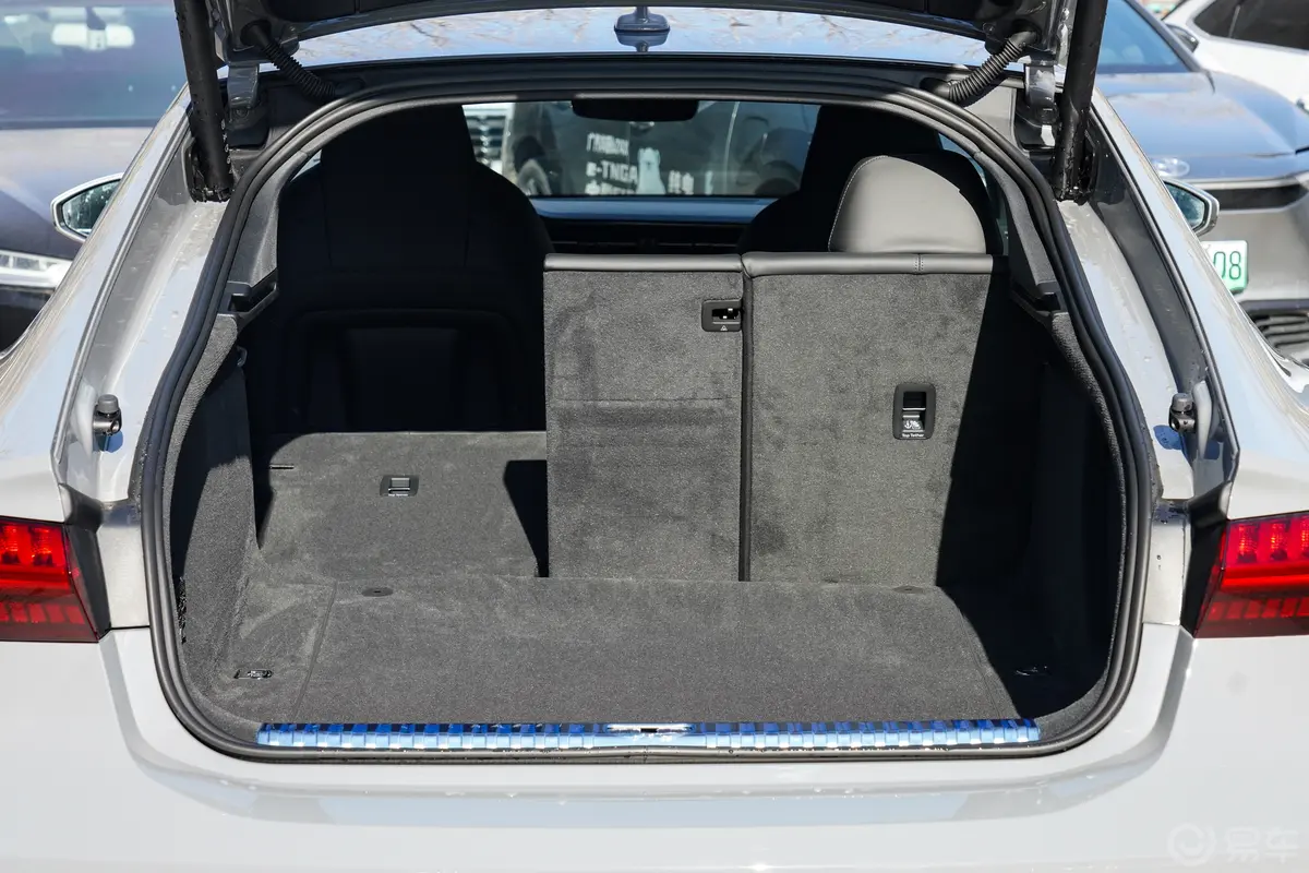 奥迪RS 74.0T Sportback Performance后备厢
