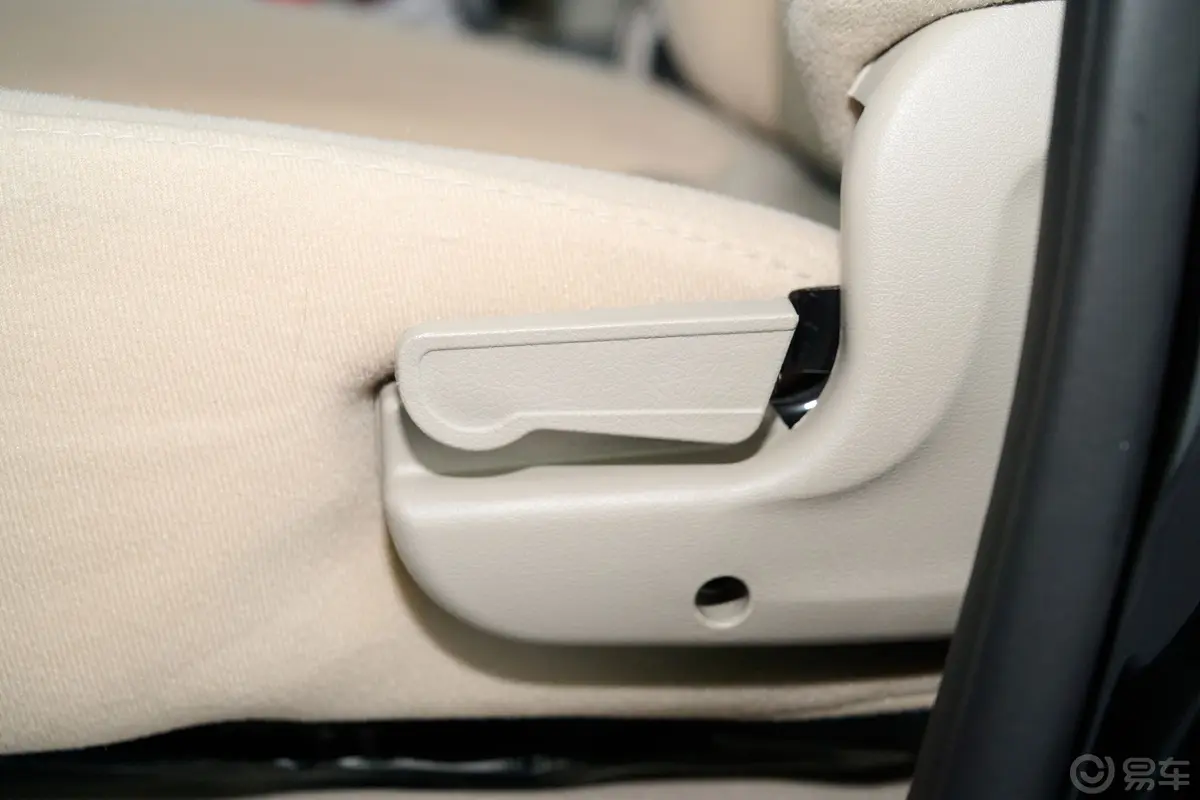 菱智M5 1.6L 实用型 7座主驾座椅调节