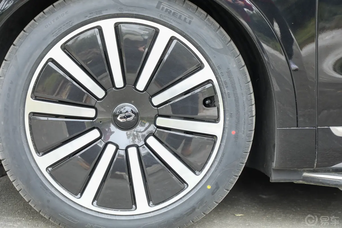 问界M9纯电版 630km Ultra 6座前刹车卡钳