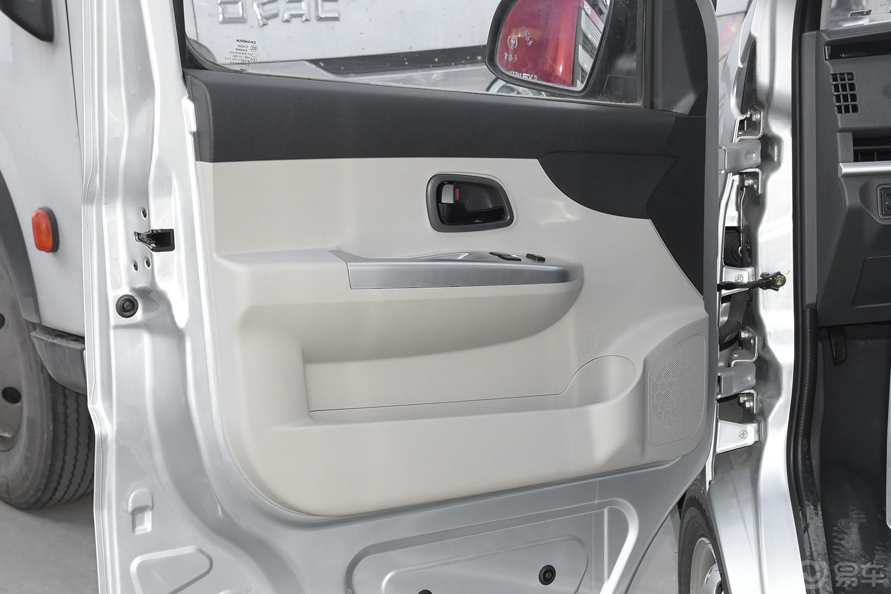 长安星卡1.5L 单排2.72米钢板厢货舒适型主驾驶位