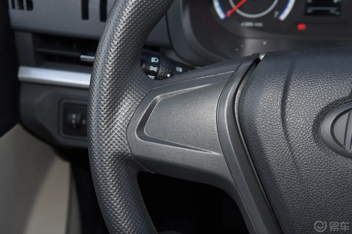长安星卡1.5L 单排2.72米钢板厢货舒适型左侧方向盘功能按键