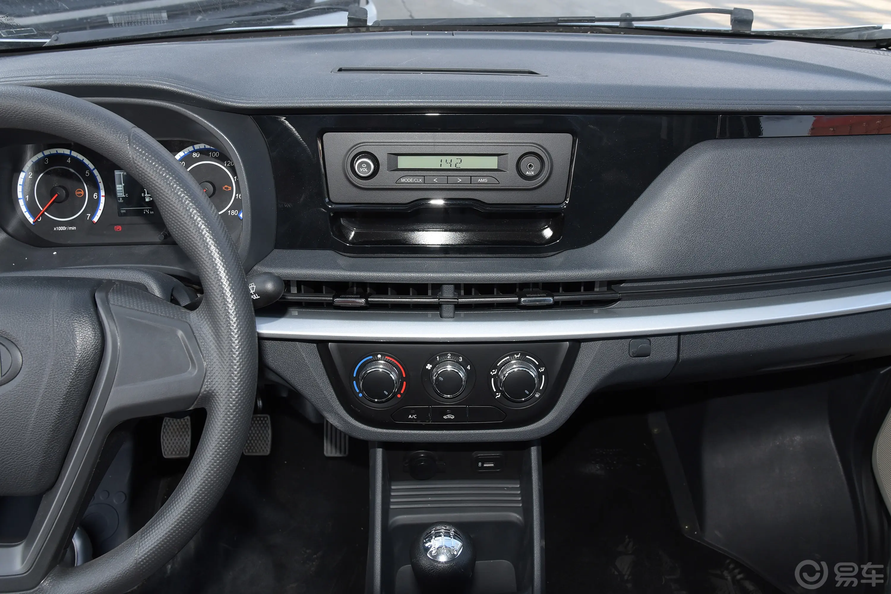 长安星卡1.5L 单排2.72米钢板厢货舒适型中控台整体