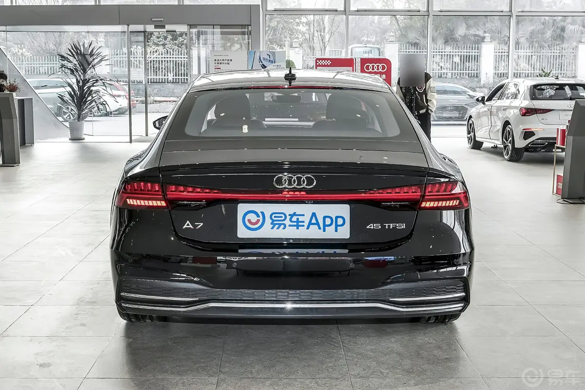 奥迪A745 TFSI 臻选型正后水平