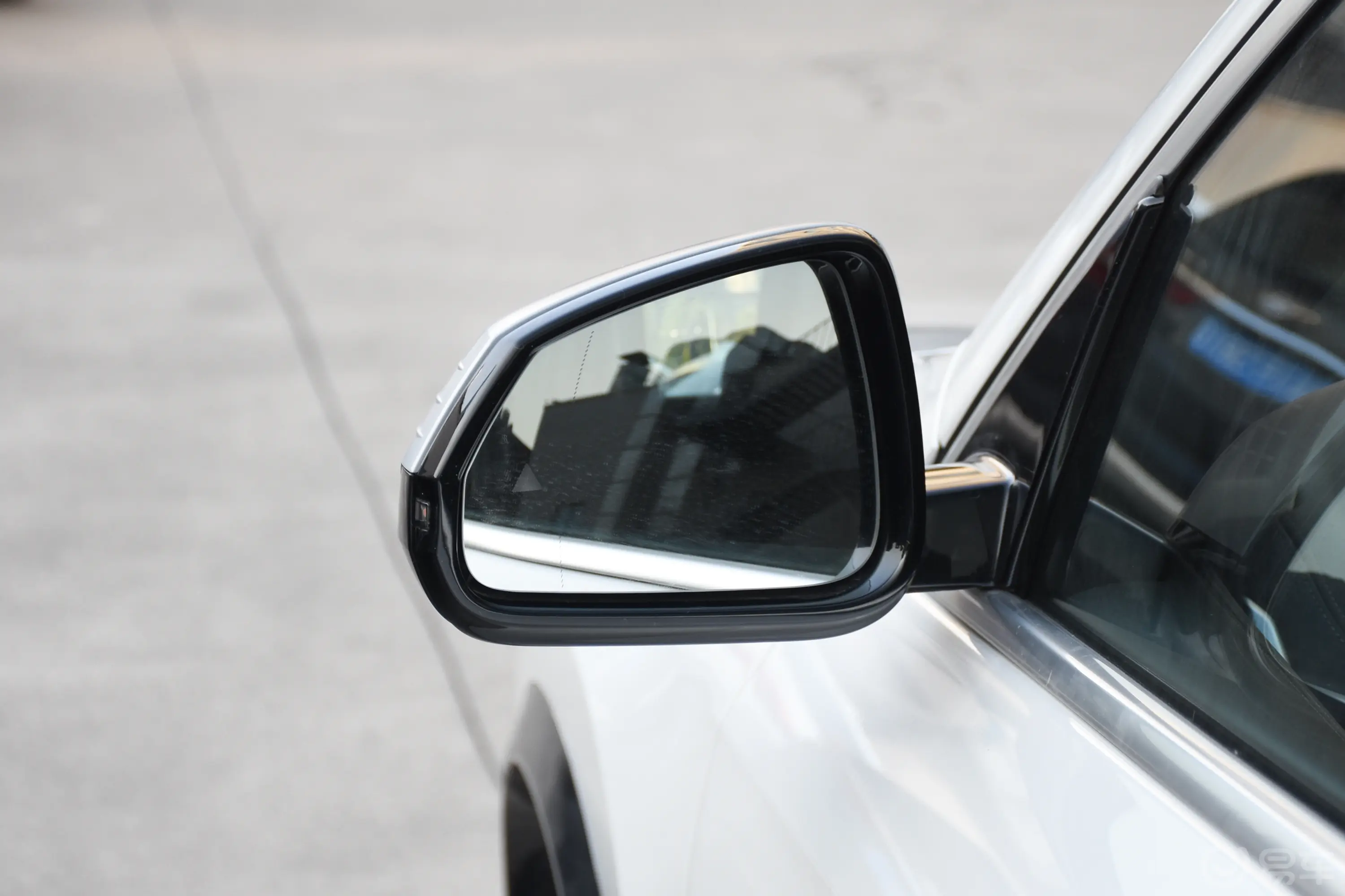 宝马X1sDrive25Li X设计套装后视镜镜面