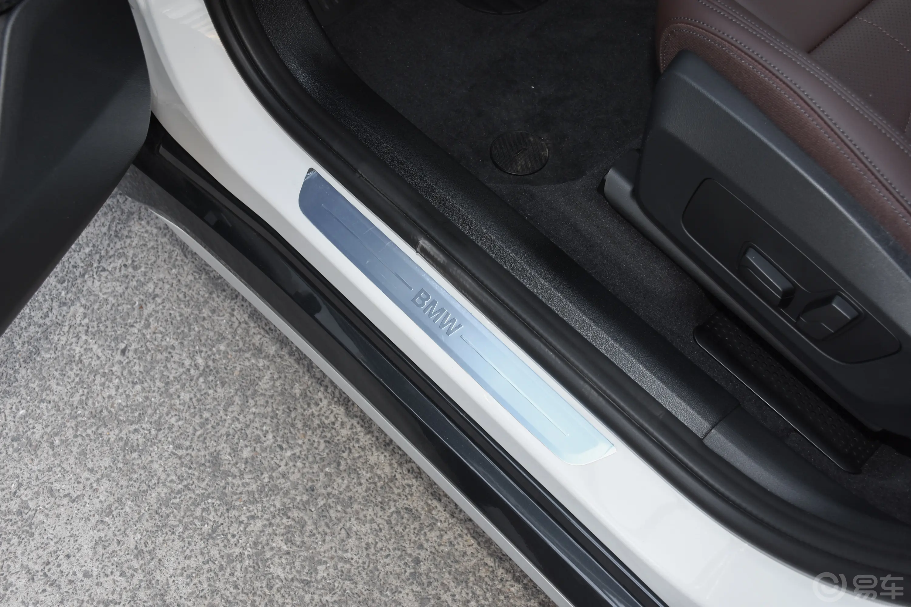 宝马X1sDrive25Li X设计套装前排迎宾踏板