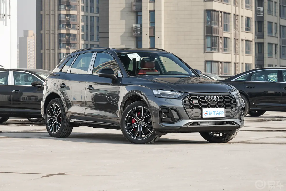 奥迪SQ53.0T quattro侧前45度车头向右水平