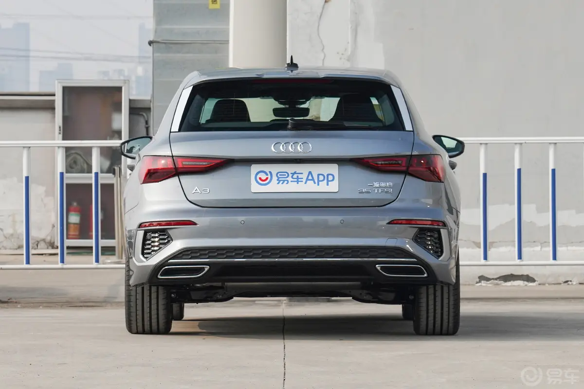 奥迪A3Sportback 35 TFSI 时尚运动型正后水平