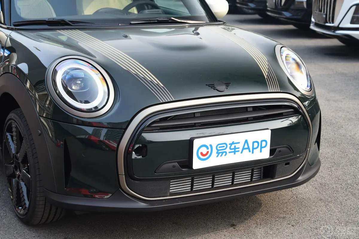 MINI1.5T COOPER 执迷版 五门版前格栅侧俯拍