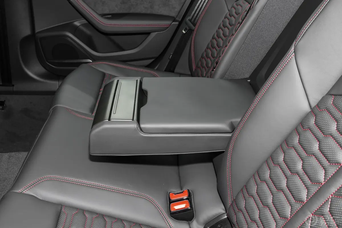 奥迪RS 64.0T Avant Performance后排中央扶手